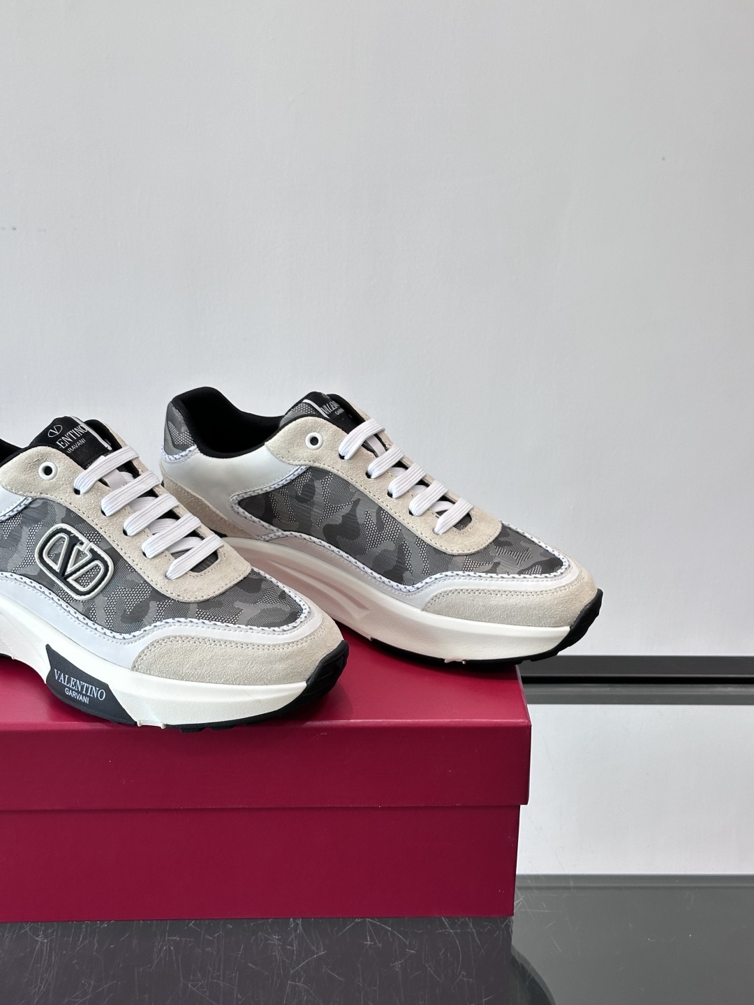 VALENTINO 华伦天奴 厚底 轻底 休闲鞋👟，这是一对超级超级百搭的轻量老爹鞋，这个鞋子的大底是使