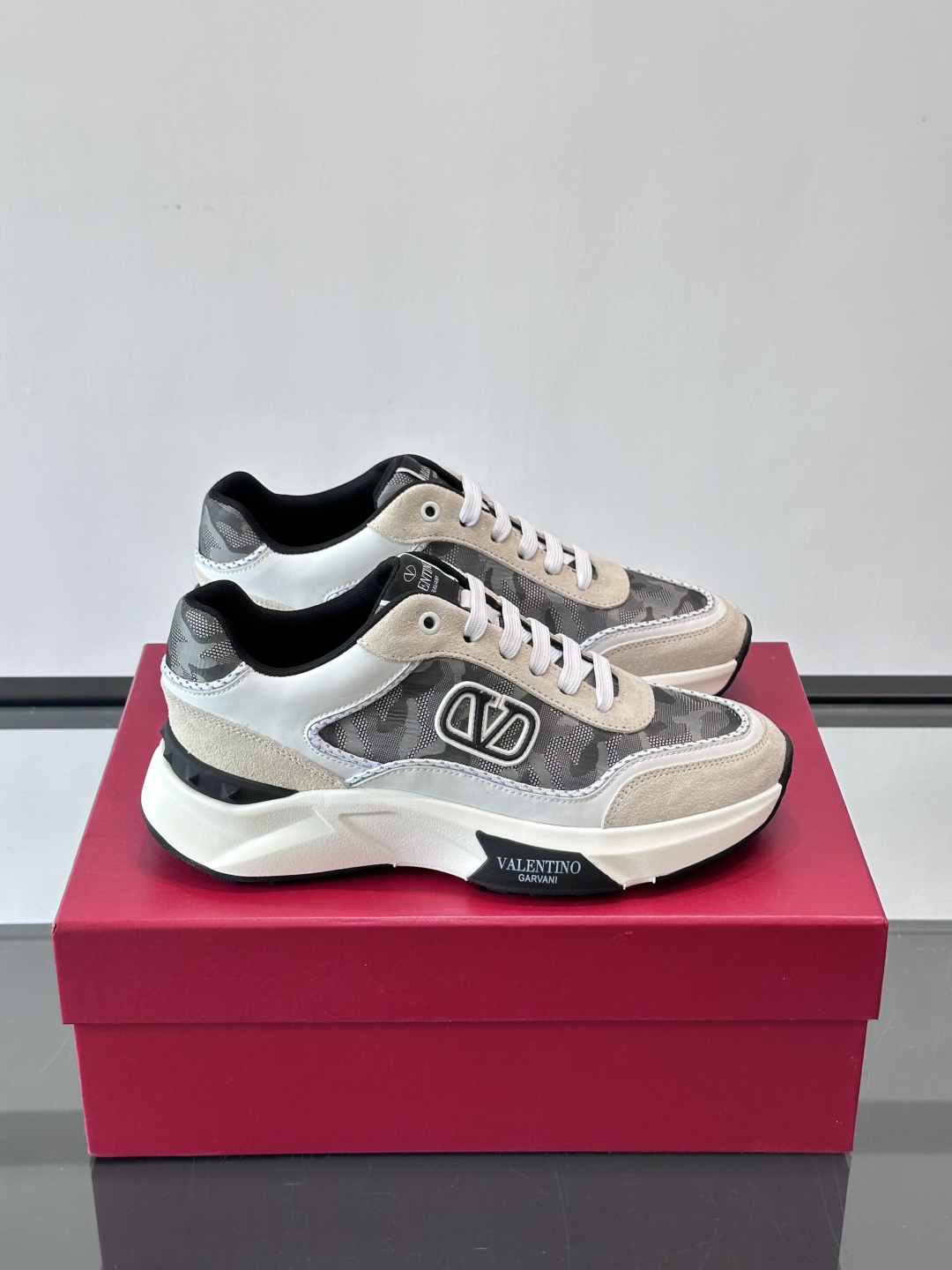 VALENTINO 华伦天奴 厚底 轻底 休闲鞋👟，这是一对超级超级百搭的轻量老爹鞋，这个鞋子的大底是使