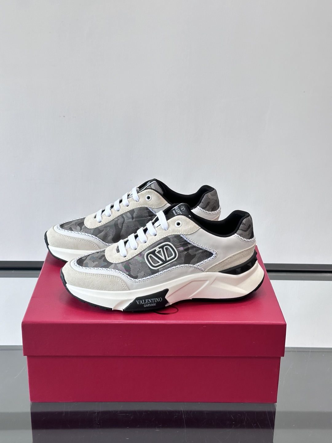 VALENTINO 华伦天奴 厚底 轻底 休闲鞋👟，这是一对超级超级百搭的轻量老爹鞋，这个鞋子的大底是使