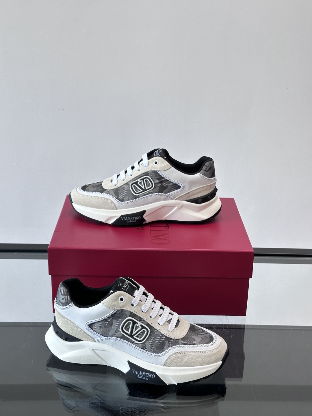 VALENTINO 华伦天奴 厚底 轻底 休闲鞋👟，这是一对超级超级百搭的轻量老爹鞋，这个鞋子的大底是使