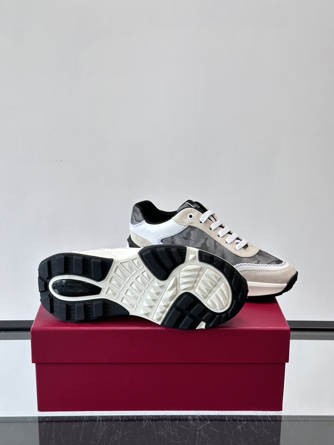 VALENTINO 华伦天奴 厚底 轻底 休闲鞋👟，这是一对超级超级百搭的轻量老爹鞋，这个鞋子的大底是使