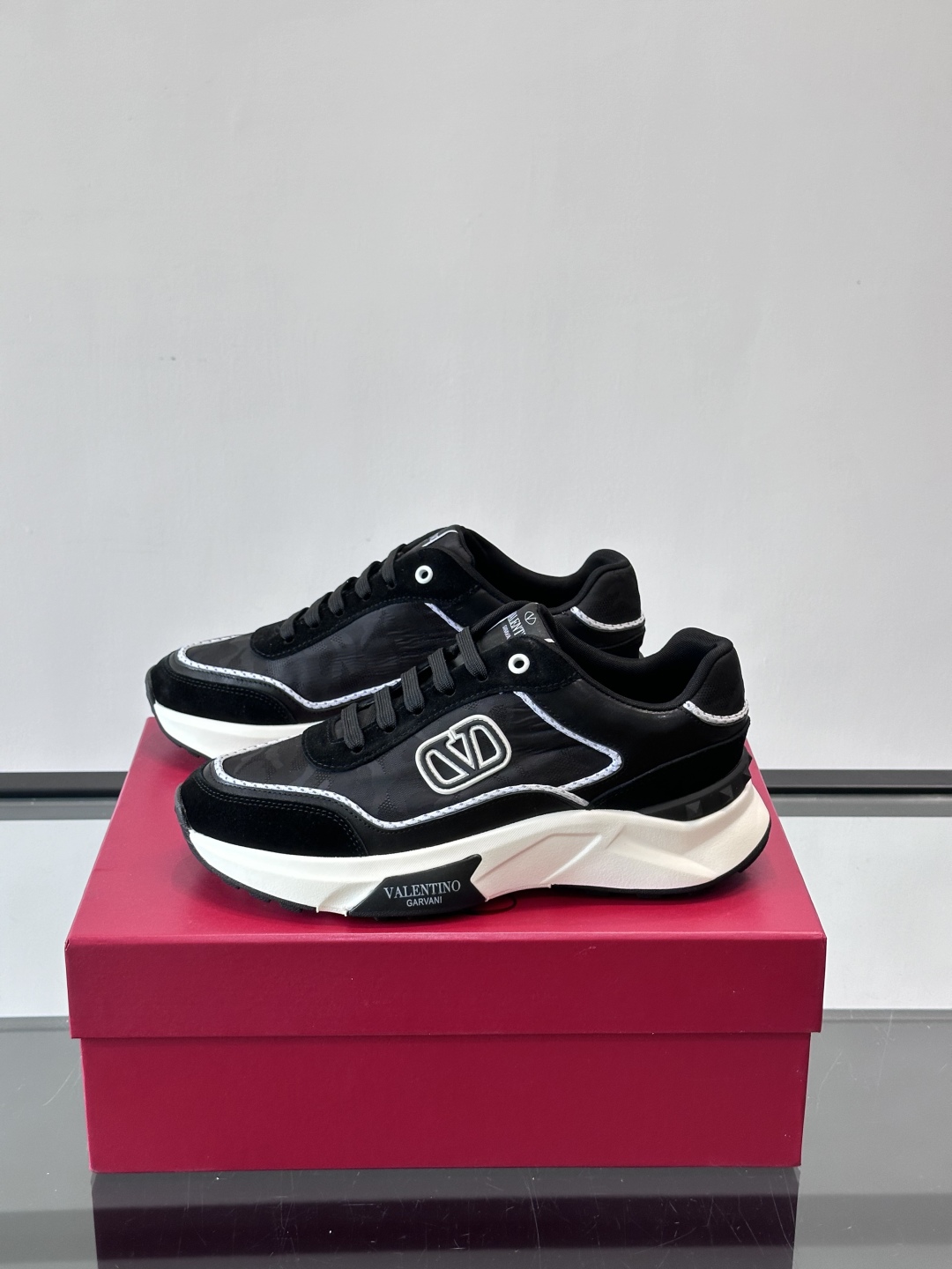 VALENTINO 华伦天奴 厚底 轻底 休闲鞋👟，这是一对超级超级百搭的轻量老爹鞋，这个鞋子的大底是使
