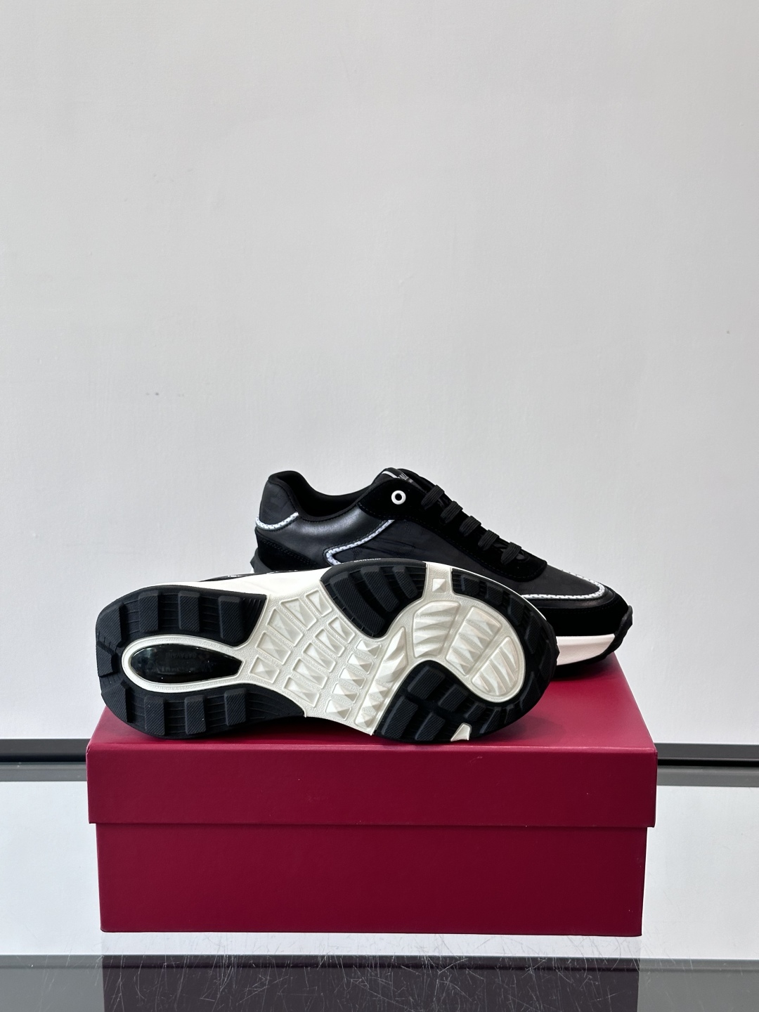 VALENTINO 华伦天奴 厚底 轻底 休闲鞋👟，这是一对超级超级百搭的轻量老爹鞋，这个鞋子的大底是使