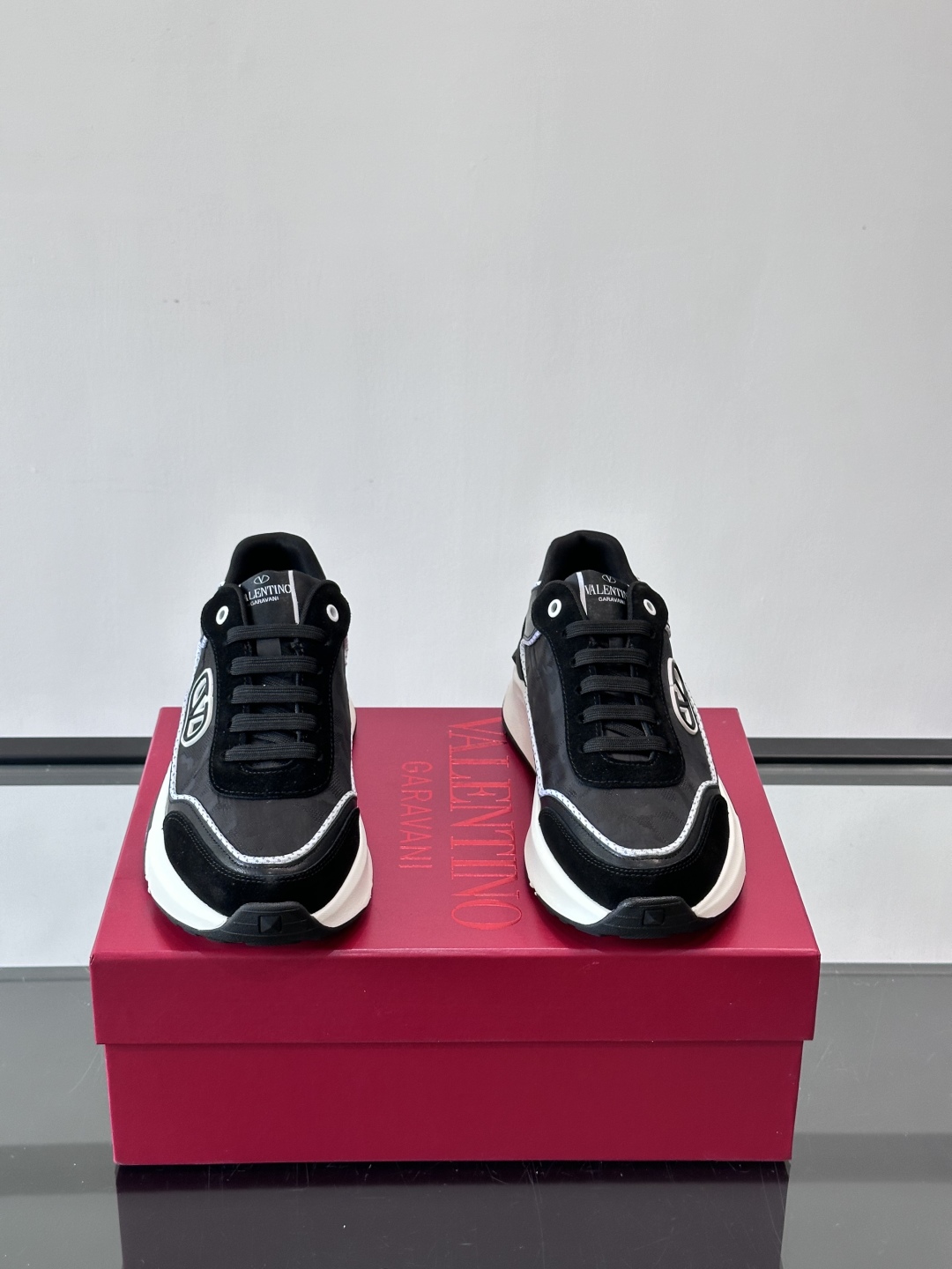 VALENTINO 华伦天奴 厚底 轻底 休闲鞋👟，这是一对超级超级百搭的轻量老爹鞋，这个鞋子的大底是使
