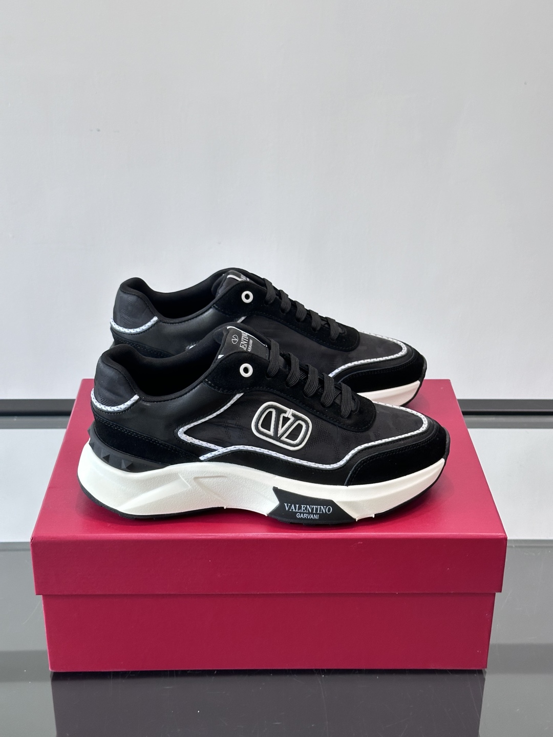 VALENTINO 华伦天奴 厚底 轻底 休闲鞋👟，这是一对超级超级百搭的轻量老爹鞋，这个鞋子的大底是使