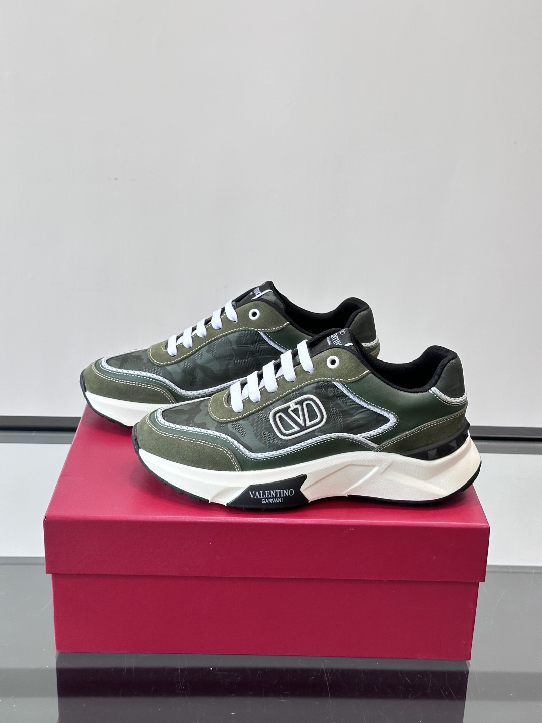 VALENTINO 华伦天奴 厚底 轻底 休闲鞋👟，这是一对超级超级百搭的轻量老爹鞋，这个鞋子的大底是使
