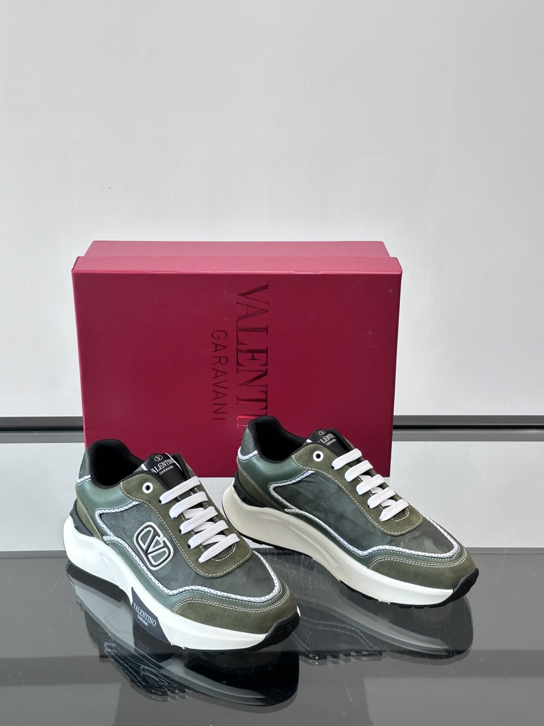 VALENTINO 华伦天奴 厚底 轻底 休闲鞋👟，这是一对超级超级百搭的轻量老爹鞋，这个鞋子的大底是使