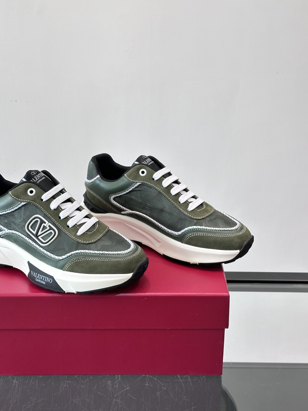 VALENTINO 华伦天奴 厚底 轻底 休闲鞋👟，这是一对超级超级百搭的轻量老爹鞋，这个鞋子的大底是使