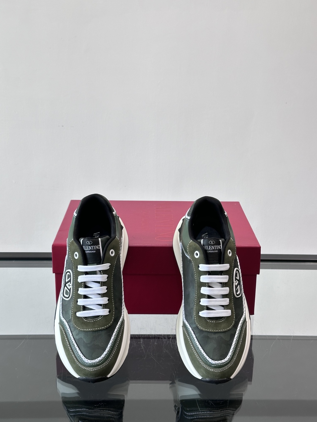 VALENTINO 华伦天奴 厚底 轻底 休闲鞋👟，这是一对超级超级百搭的轻量老爹鞋，这个鞋子的大底是使