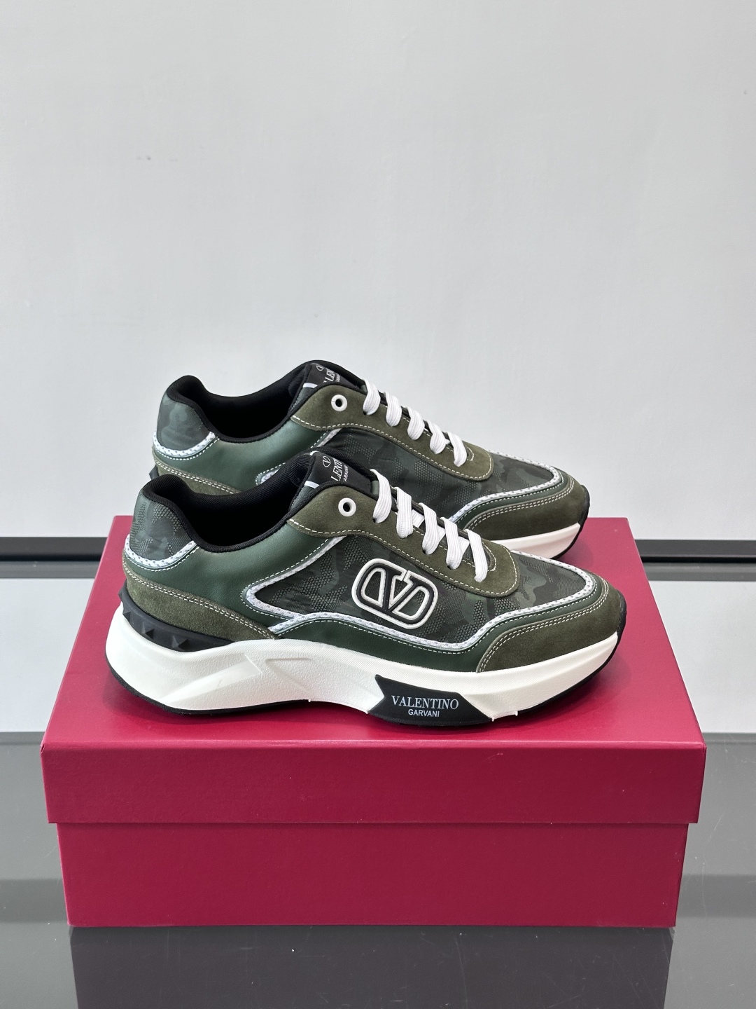 VALENTINO 华伦天奴 厚底 轻底 休闲鞋👟，这是一对超级超级百搭的轻量老爹鞋，这个鞋子的大底是使