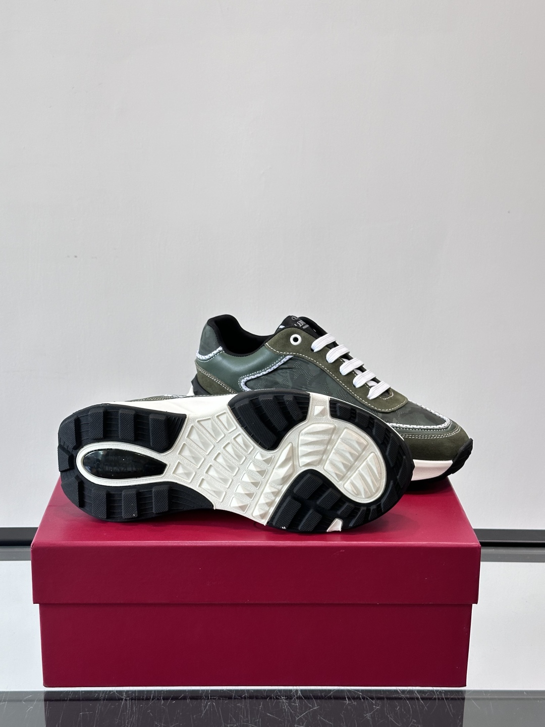 VALENTINO 华伦天奴 厚底 轻底 休闲鞋👟，这是一对超级超级百搭的轻量老爹鞋，这个鞋子的大底是使