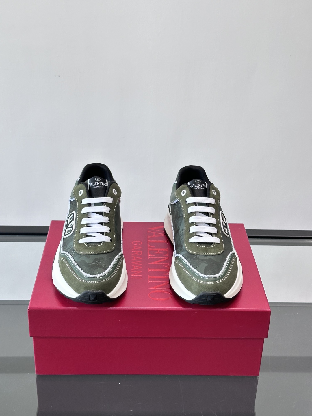 VALENTINO 华伦天奴 厚底 轻底 休闲鞋👟，这是一对超级超级百搭的轻量老爹鞋，这个鞋子的大底是使