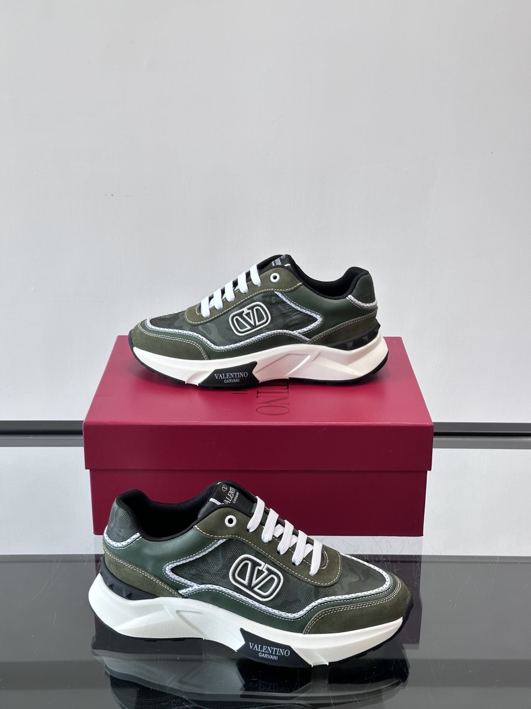 VALENTINO 华伦天奴 厚底 轻底 休闲鞋👟，这是一对超级超级百搭的轻量老爹鞋，这个鞋子的大底是使