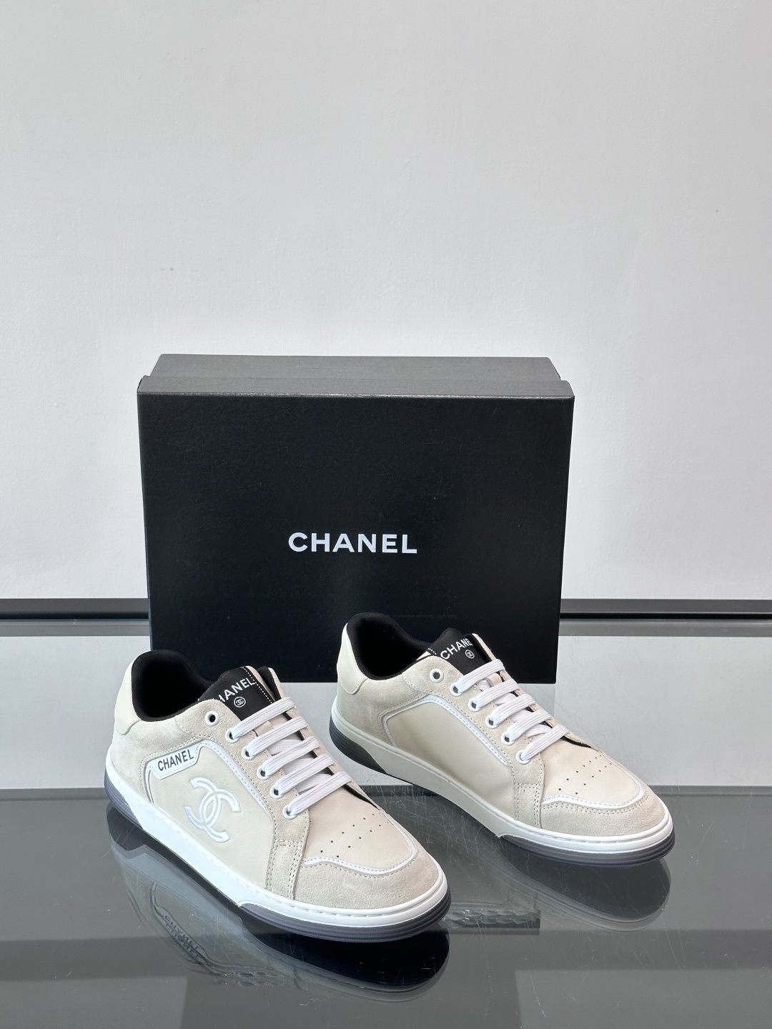 CHANEL/香奈儿 休闲运动鞋板鞋专柜同步 专柜非常火爆 非常难买的一款鞋 全网最火的厚底熊猫鞋 可想