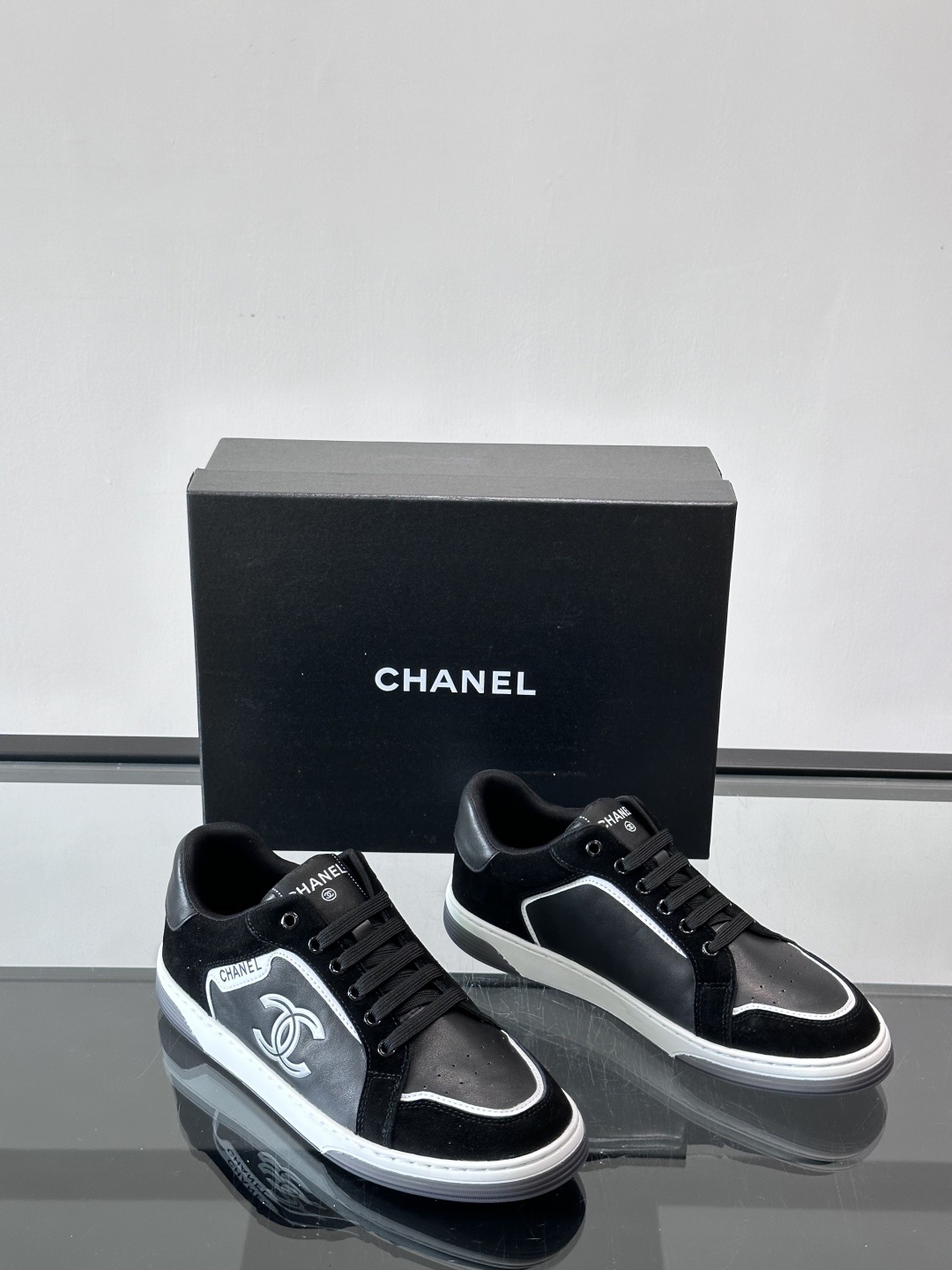 CHANEL/香奈儿 休闲运动鞋板鞋专柜同步 专柜非常火爆 非常难买的一款鞋 全网最火的厚底熊猫鞋 可想