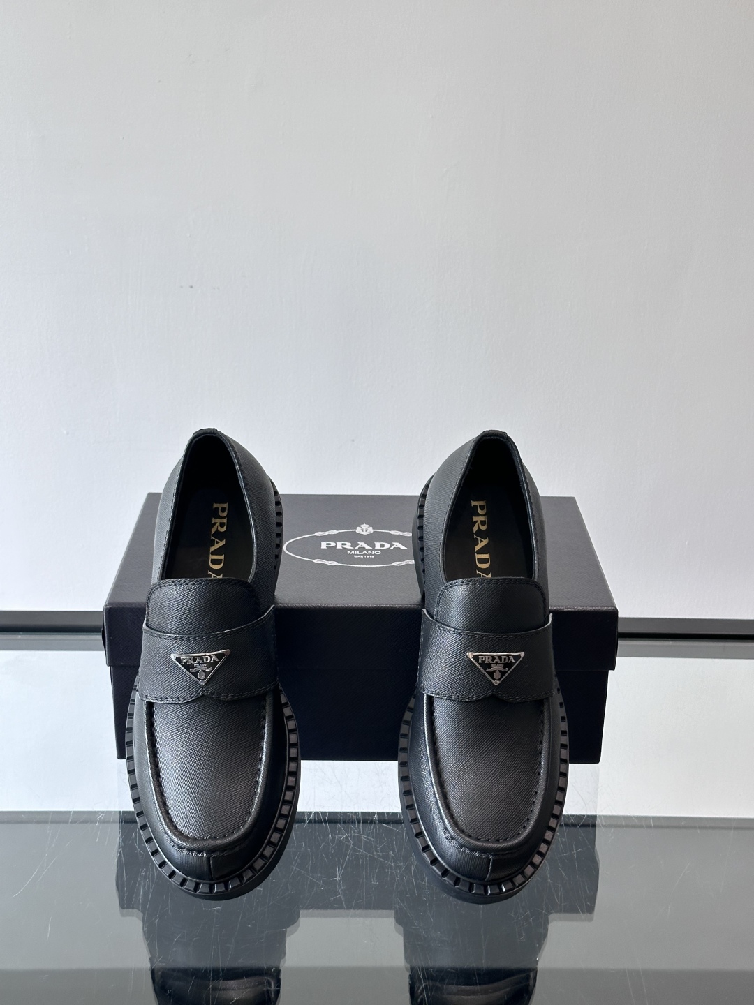 Prada/普拉达新款皮革乐福鞋，采用意大利进口开边珠鞋面，套脚乐福鞋款式，大块拼接设计，耐穿不变形，重