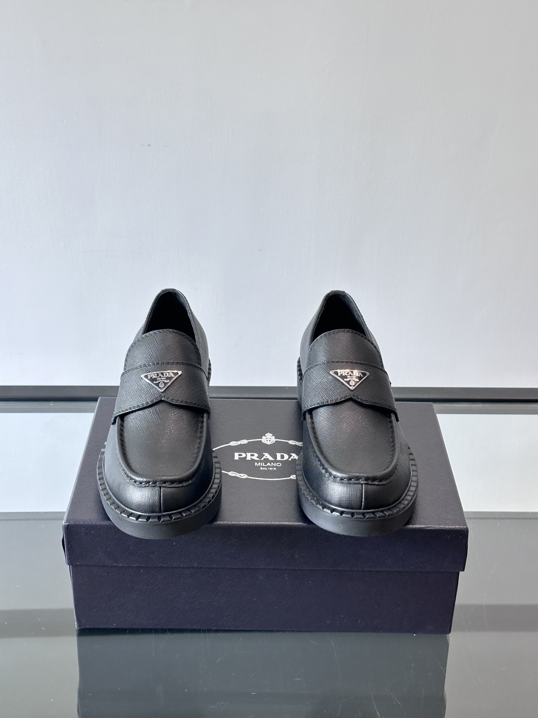Prada/普拉达新款皮革乐福鞋，采用意大利进口开边珠鞋面，套脚乐福鞋款式，大块拼接设计，耐穿不变形，重