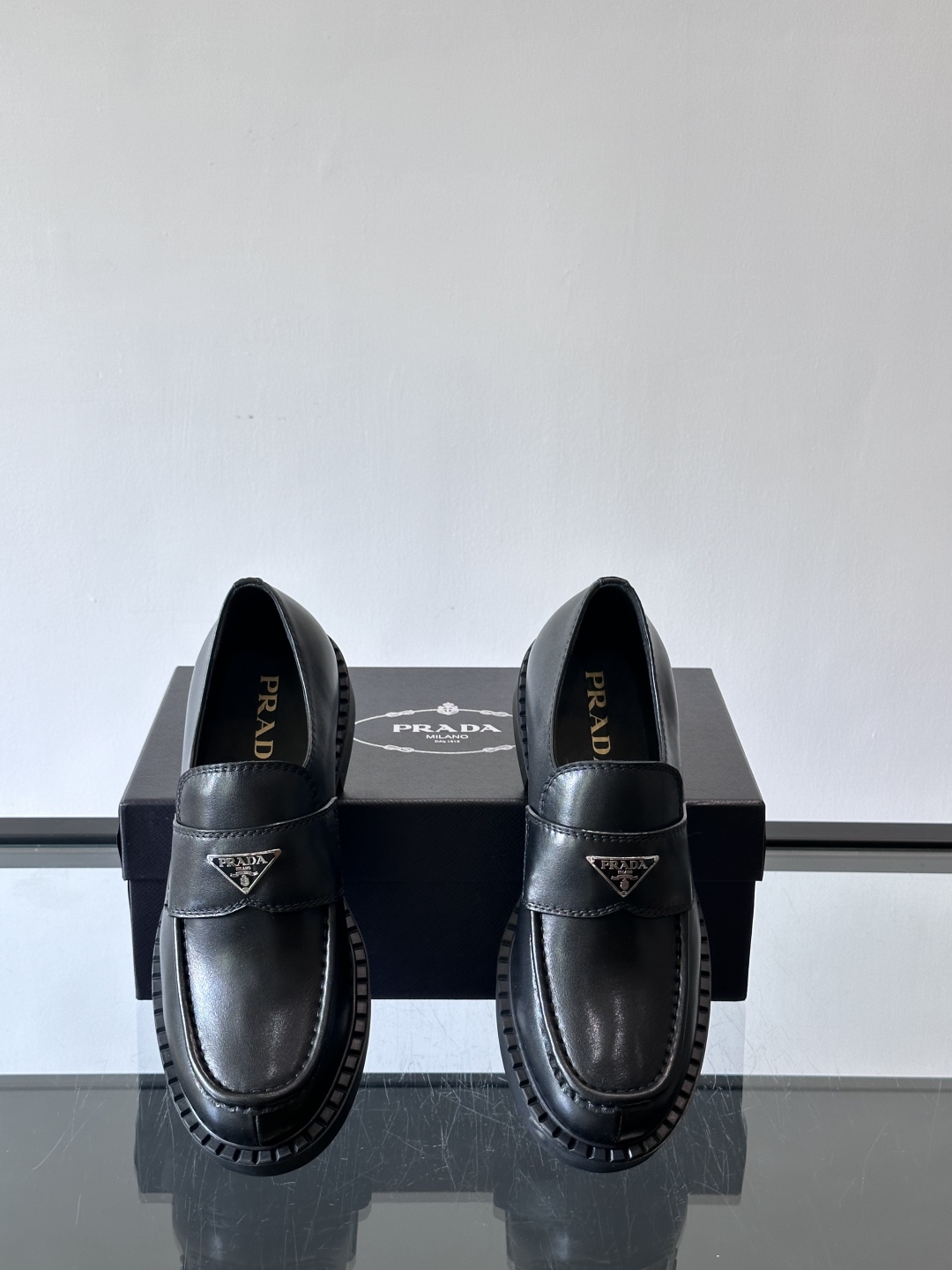 Prada/普拉达新款皮革乐福鞋，采用意大利进口开边珠鞋面，套脚乐福鞋款式，大块拼接设计，耐穿不变形，重