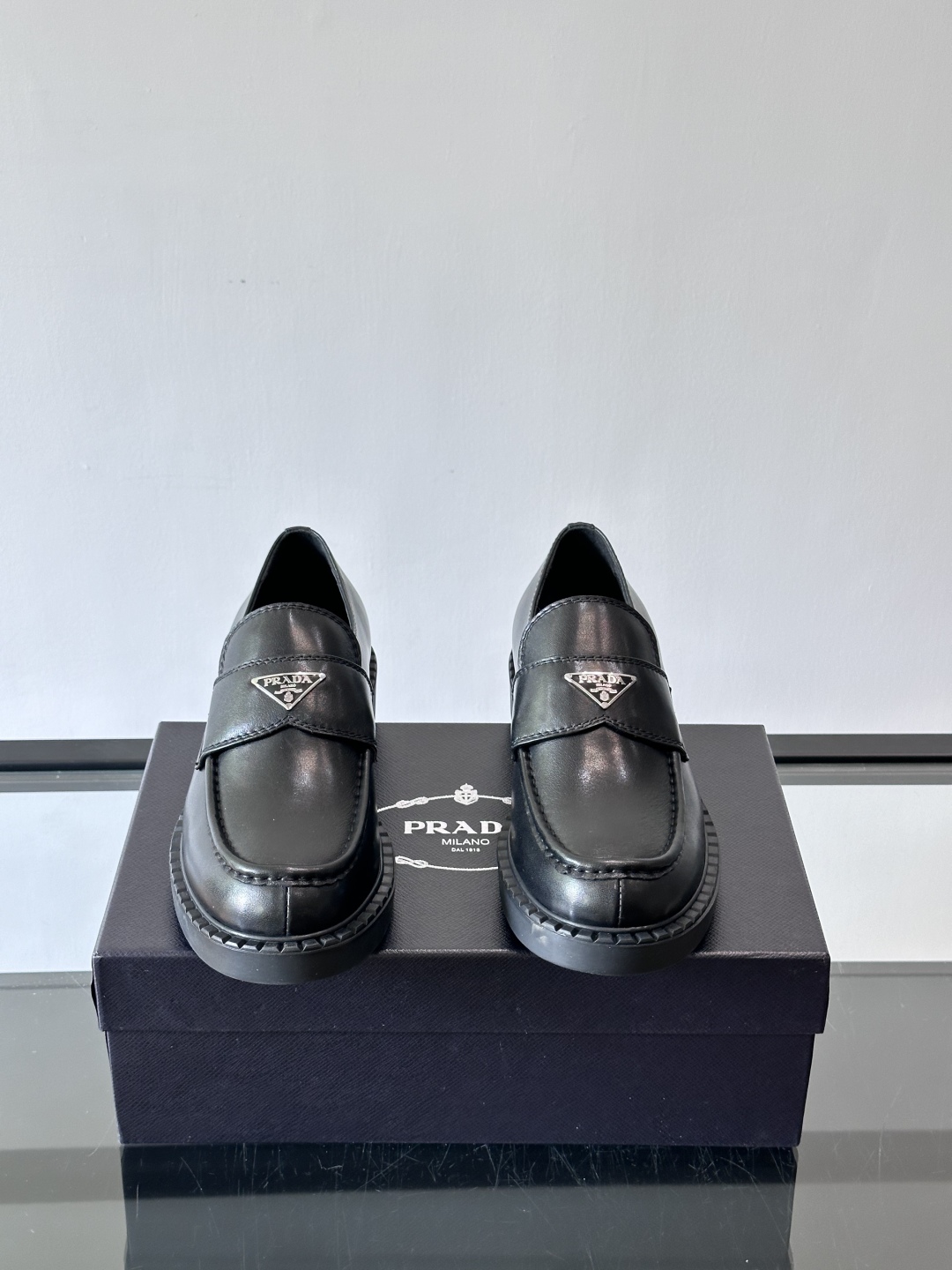 Prada/普拉达新款皮革乐福鞋，采用意大利进口开边珠鞋面，套脚乐福鞋款式，大块拼接设计，耐穿不变形，重