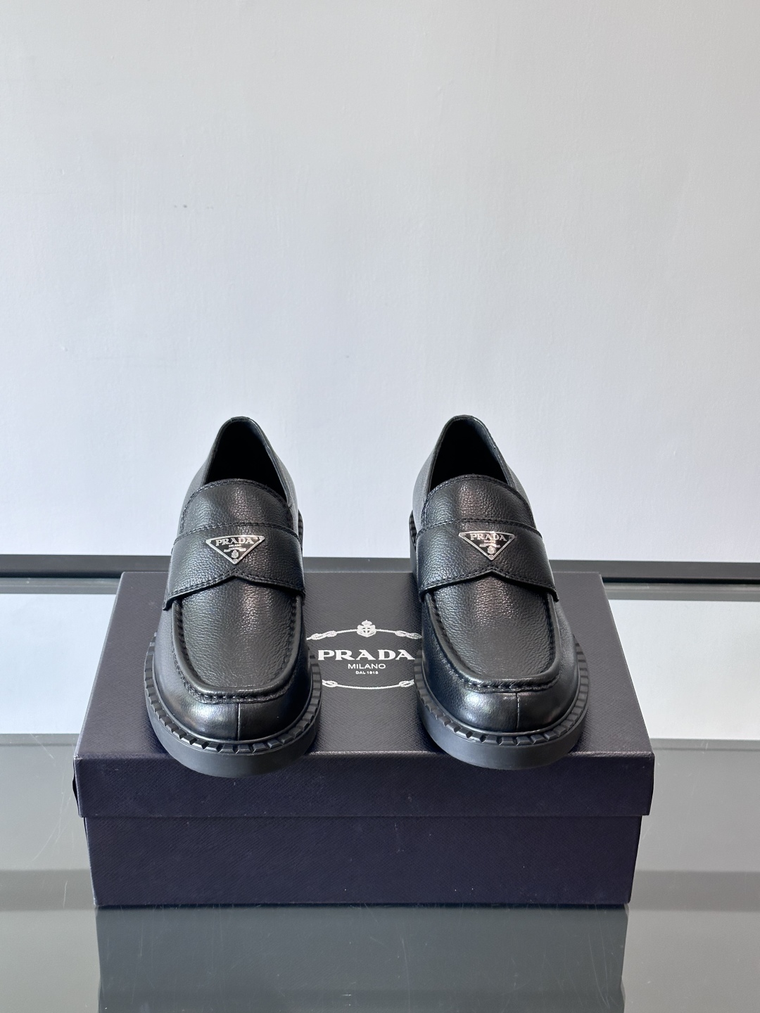 Prada/普拉达新款皮革乐福鞋，采用意大利进口开边珠鞋面，套脚乐福鞋款式，大块拼接设计，耐穿不变形，重