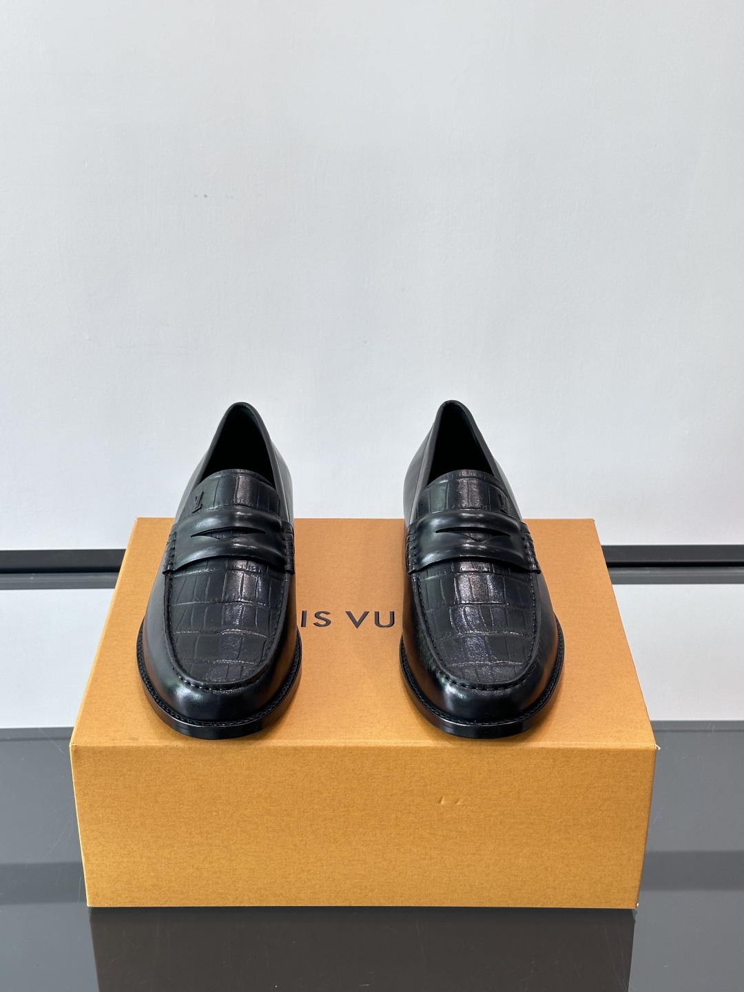 ◾️▫️L.v~高端男士正装休闲皮鞋，经典款，高端大气，进口牛皮打造，小牛皮透气内里，真皮大底，顶级品质