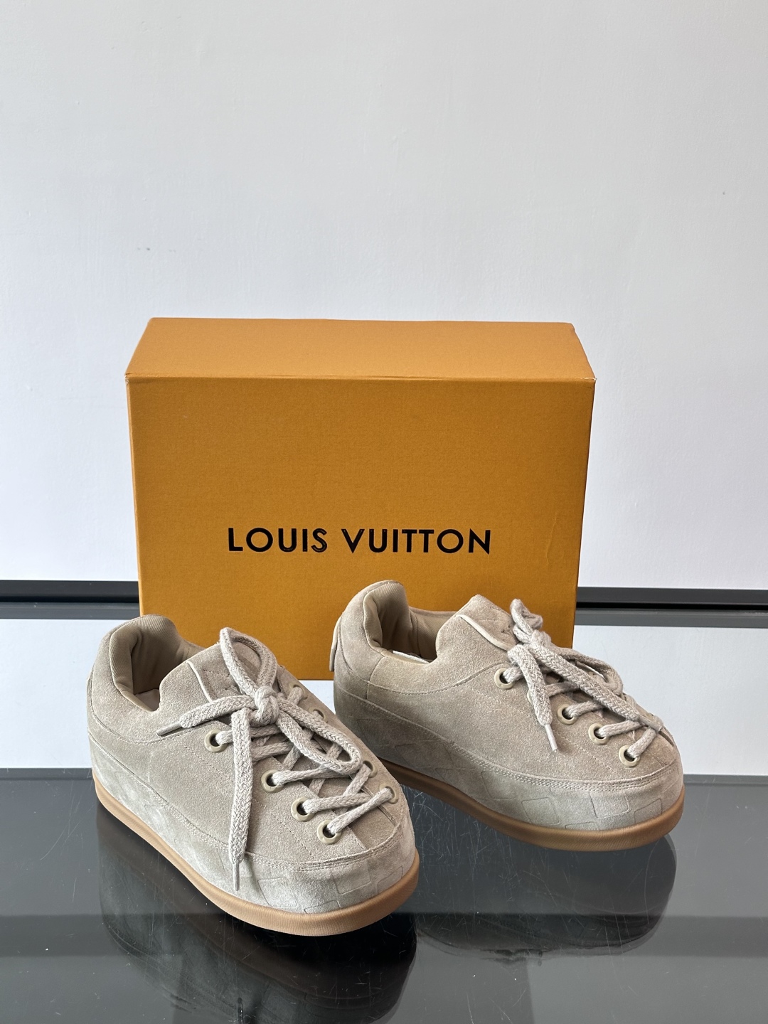 LV Yeti 系带鞋出自 LV Yeti 系列情侣款👫，以前卫笔触融合日式“小脚”时尚美学与路易威登经