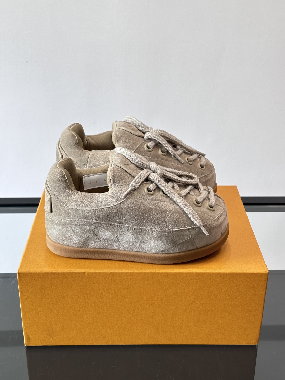 LV Yeti 系带鞋出自 LV Yeti 系列情侣款👫，以前卫笔触融合日式“小脚”时尚美学与路易威登经