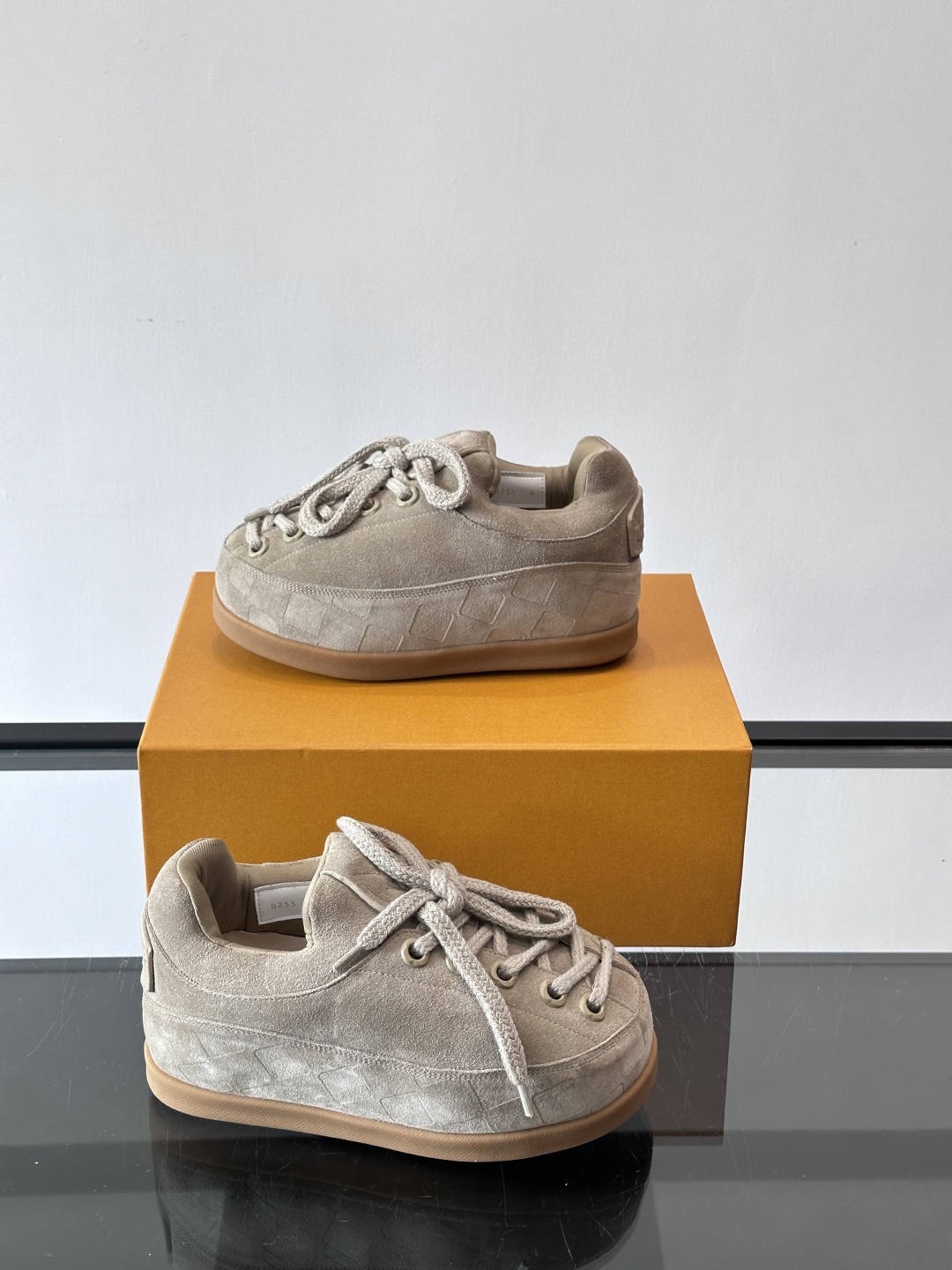 LV Yeti 系带鞋出自 LV Yeti 系列情侣款👫，以前卫笔触融合日式“小脚”时尚美学与路易威登经