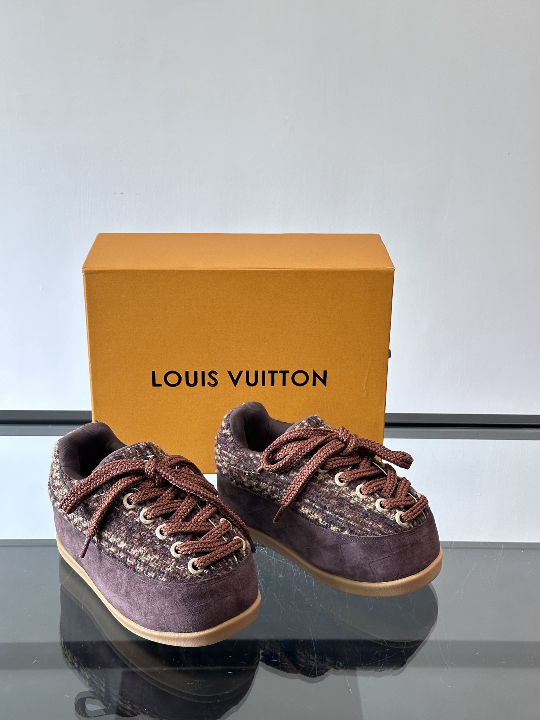 LV Yeti 系带鞋情侣款👫向入室脱鞋的日本传统文化汲取灵感，以绵羊毛织物演绎日式“小脚”时尚美学。舒