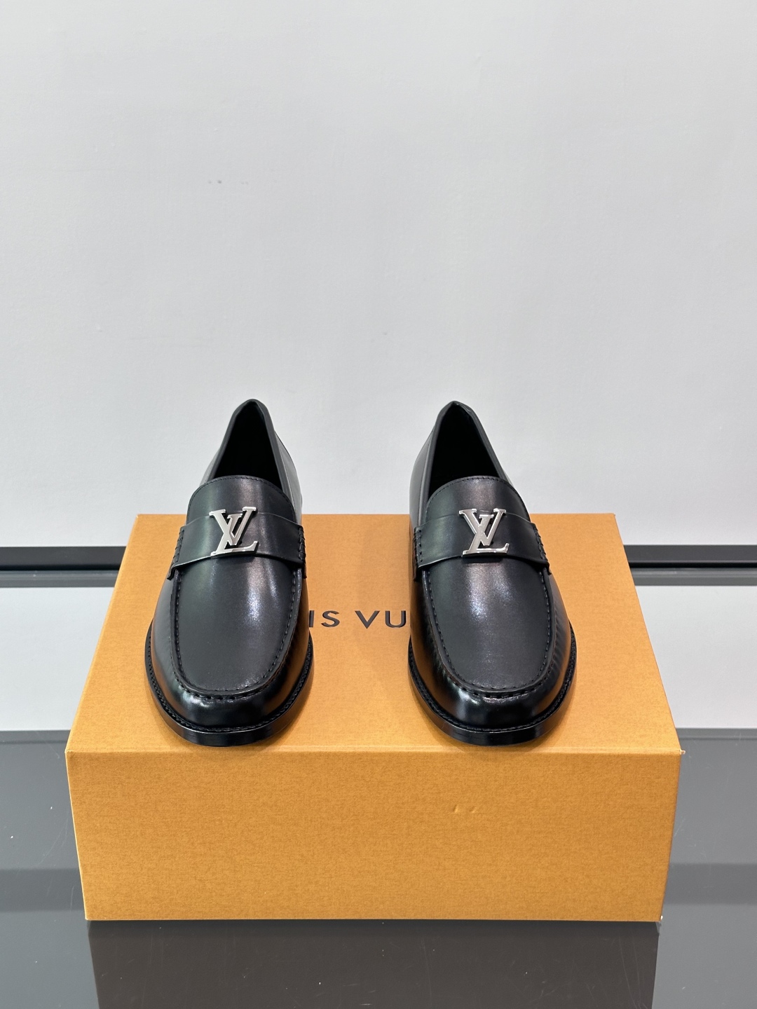 ◾️▫️L.v~高端男士正装休闲皮鞋，经典款，高端大气，进口牛皮打造，小牛皮透气内里，真皮大底，顶级品质