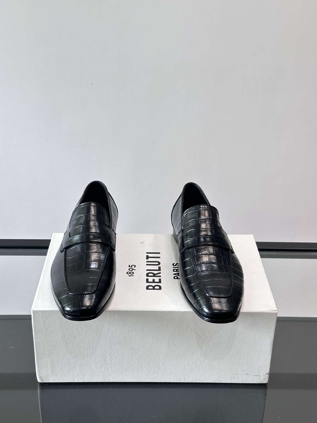 Berluti/布鲁提高端真皮大底正装皮鞋，采用进口牛皮鞋面 柔软有型，手工改色工艺，低调奢华气质，舒适
