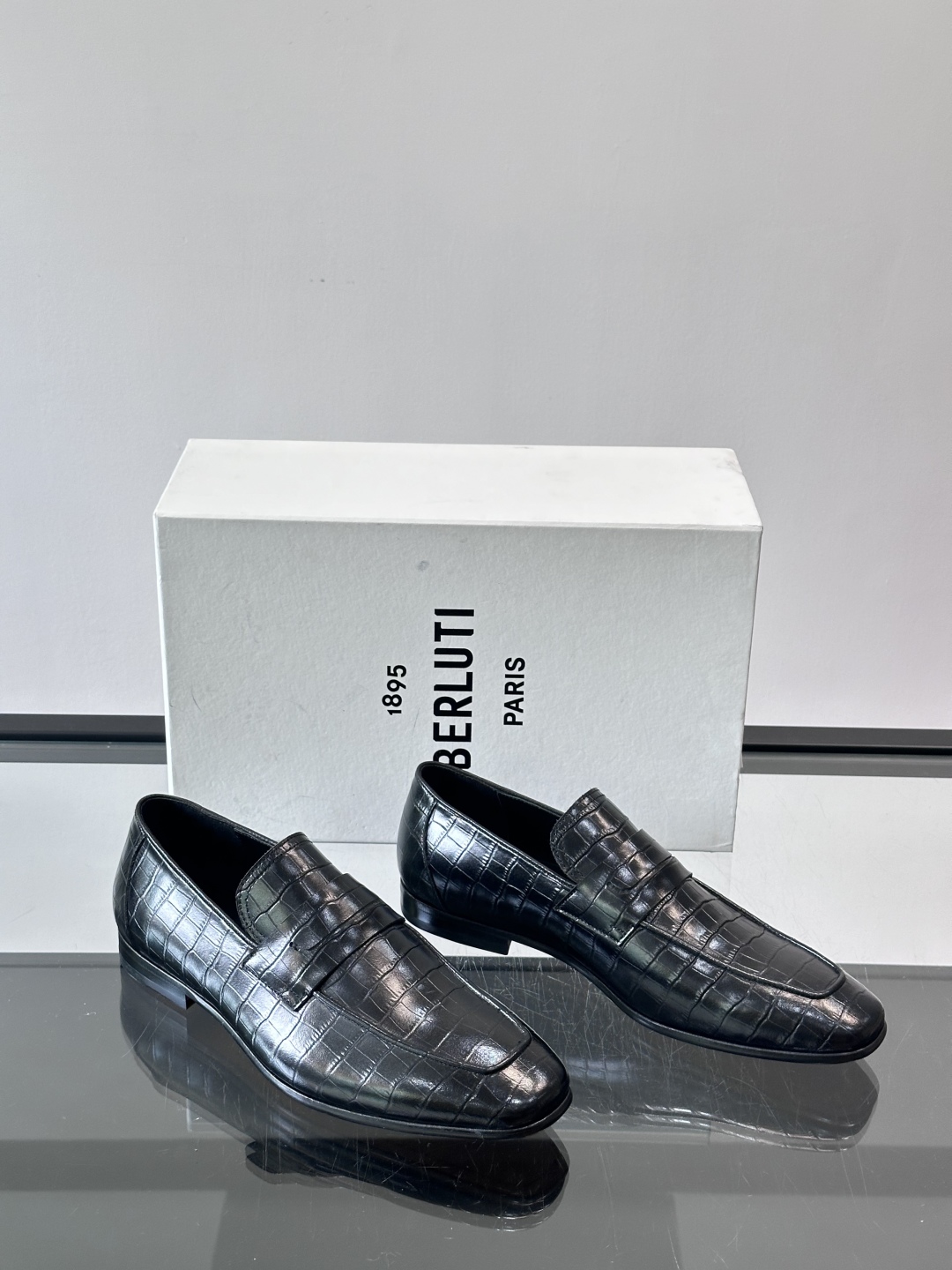 Berluti/布鲁提高端真皮大底正装皮鞋，采用进口牛皮鞋面 柔软有型，手工改色工艺，低调奢华气质，舒适