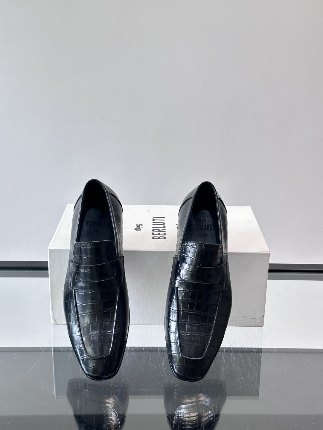 Berluti/布鲁提高端真皮大底正装皮鞋，采用进口牛皮鞋面 柔软有型，手工改色工艺，低调奢华气质，舒适