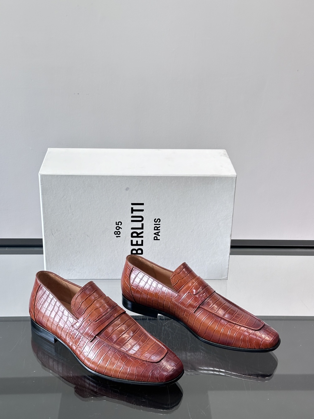 Berluti/布鲁提高端真皮大底正装皮鞋，采用进口牛皮鞋面 柔软有型，手工改色工艺，低调奢华气质，舒适