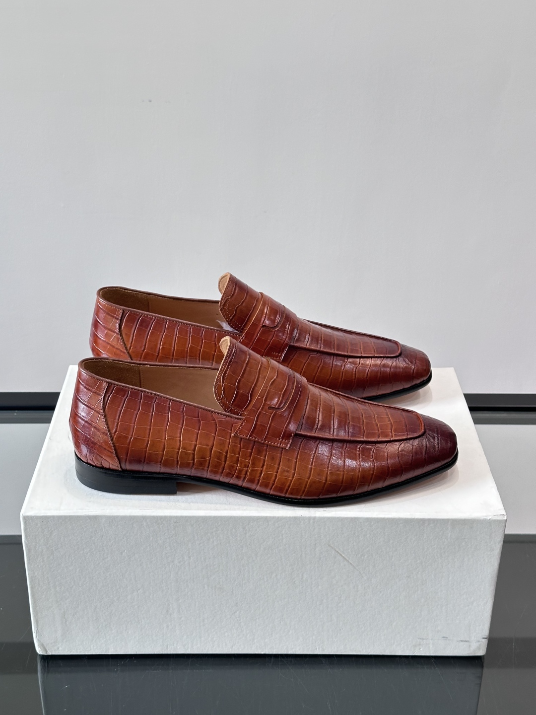 Berluti/布鲁提高端真皮大底正装皮鞋，采用进口牛皮鞋面 柔软有型，手工改色工艺，低调奢华气质，舒适
