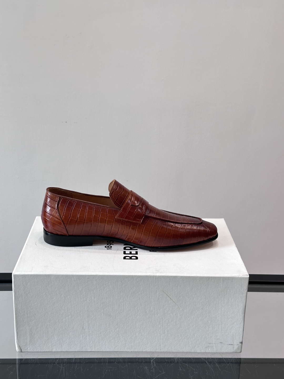 Berluti/布鲁提高端真皮大底正装皮鞋，采用进口牛皮鞋面 柔软有型，手工改色工艺，低调奢华气质，舒适