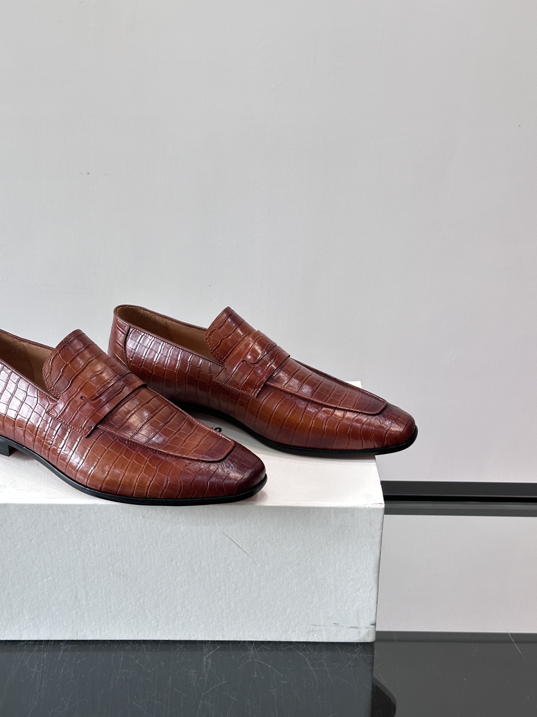 Berluti/布鲁提高端真皮大底正装皮鞋，采用进口牛皮鞋面 柔软有型，手工改色工艺，低调奢华气质，舒适