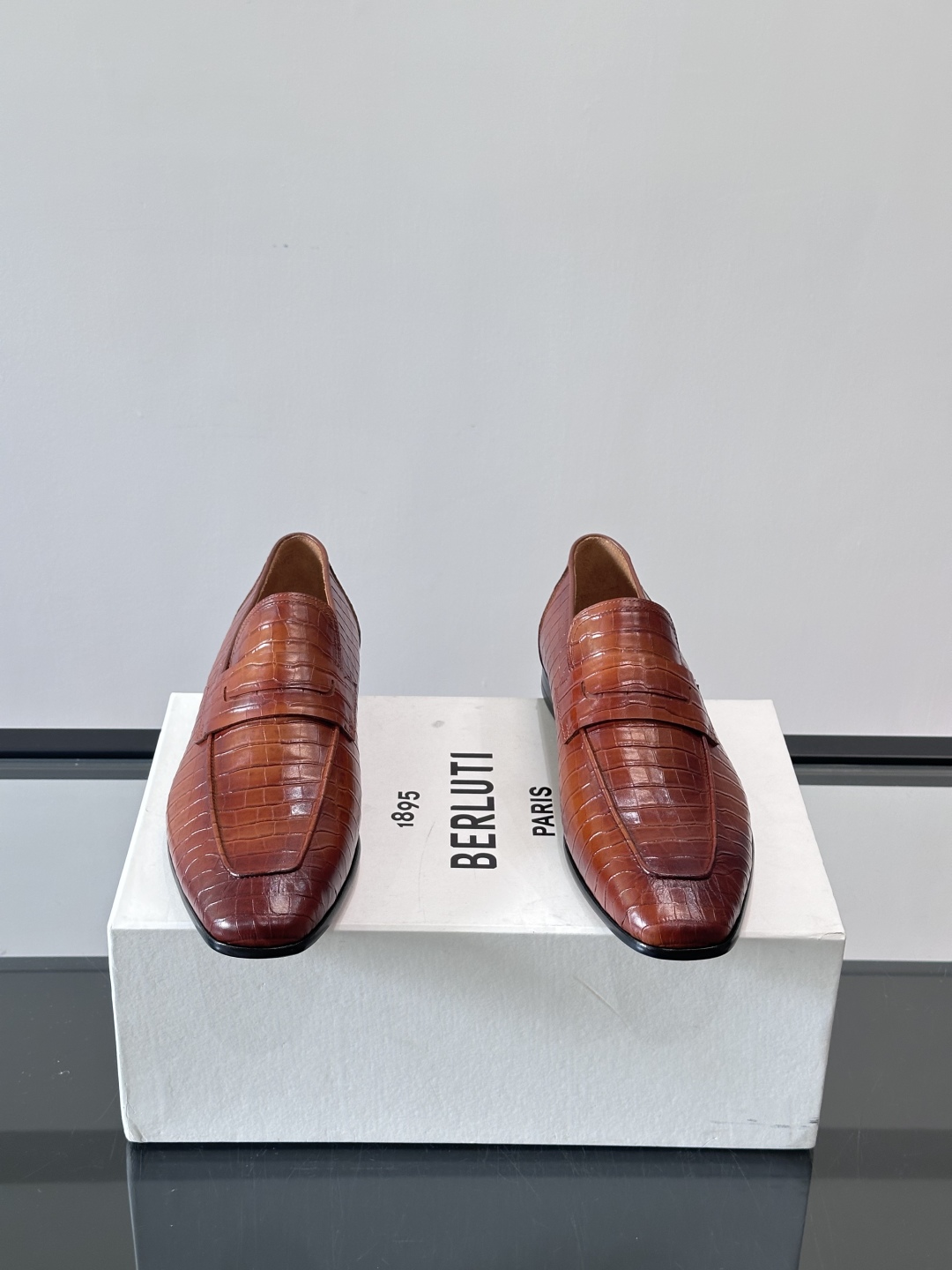 Berluti/布鲁提高端真皮大底正装皮鞋，采用进口牛皮鞋面 柔软有型，手工改色工艺，低调奢华气质，舒适