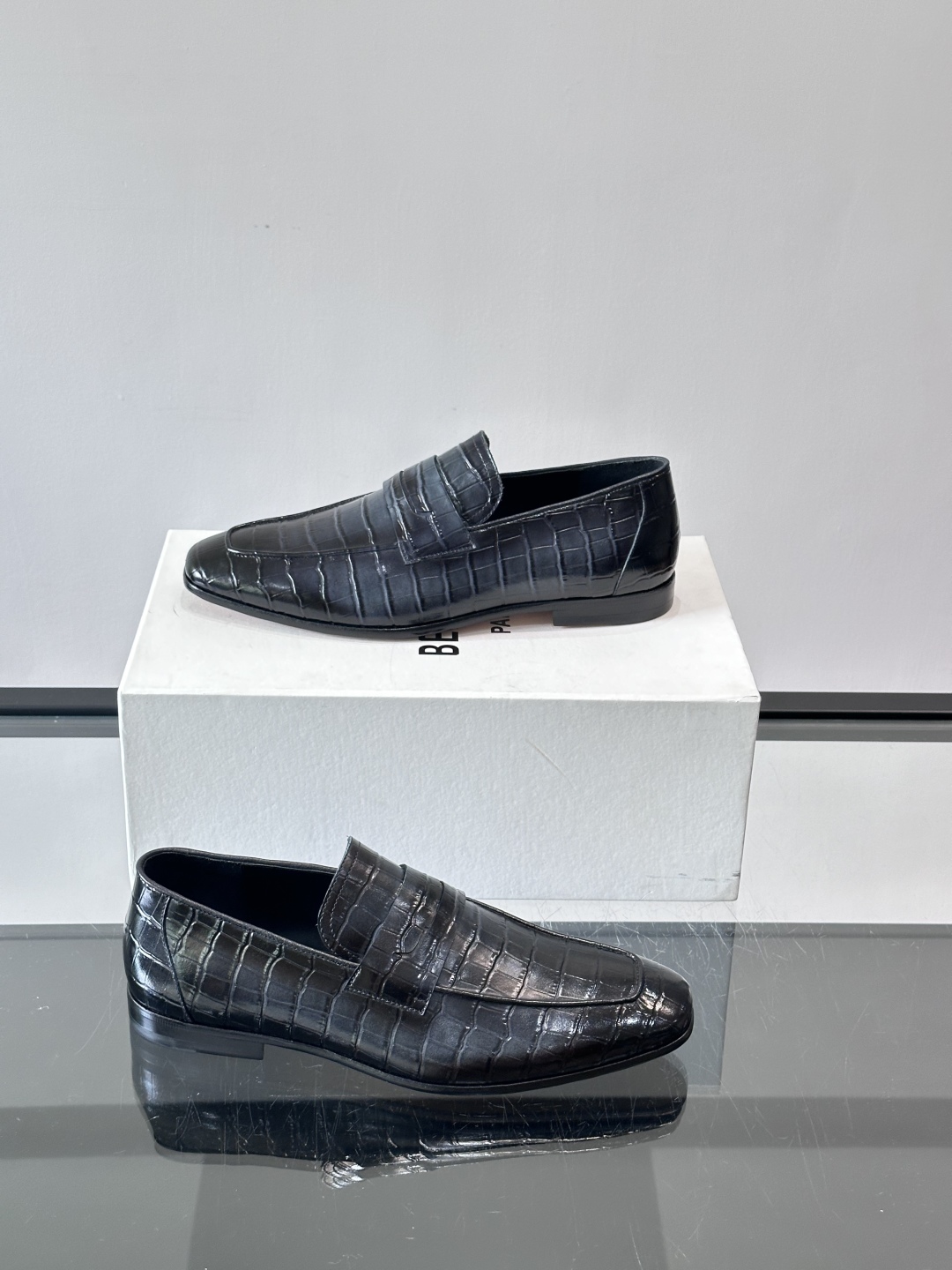 Berluti/布鲁提高端真皮大底正装皮鞋，采用进口牛皮鞋面 柔软有型，手工改色工艺，低调奢华气质，舒适
