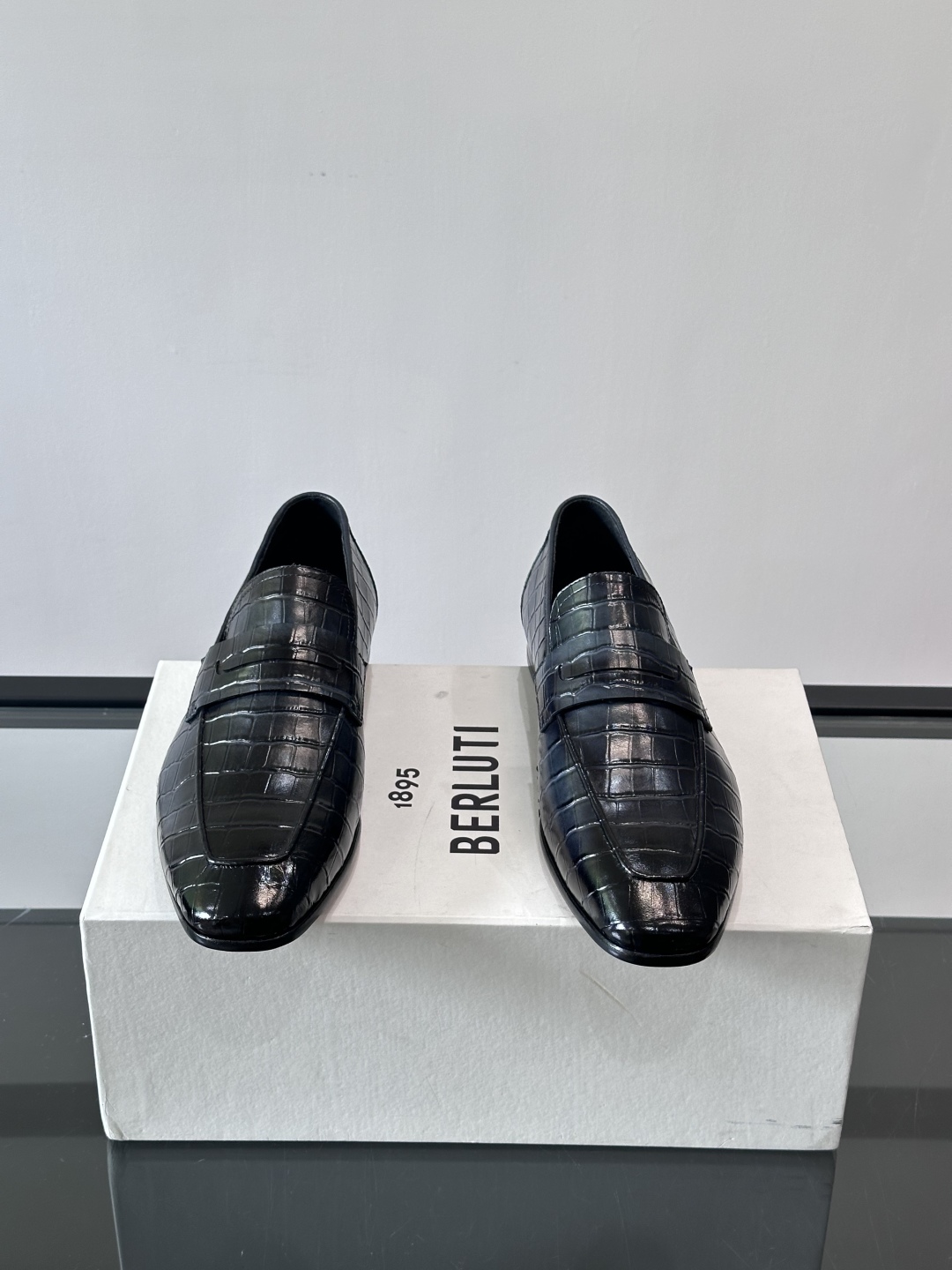 Berluti/布鲁提高端真皮大底正装皮鞋，采用进口牛皮鞋面 柔软有型，手工改色工艺，低调奢华气质，舒适