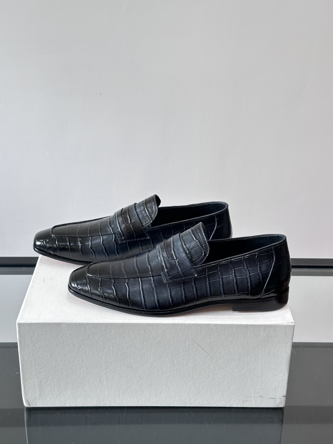 Berluti/布鲁提高端真皮大底正装皮鞋，采用进口牛皮鞋面 柔软有型，手工改色工艺，低调奢华气质，舒适