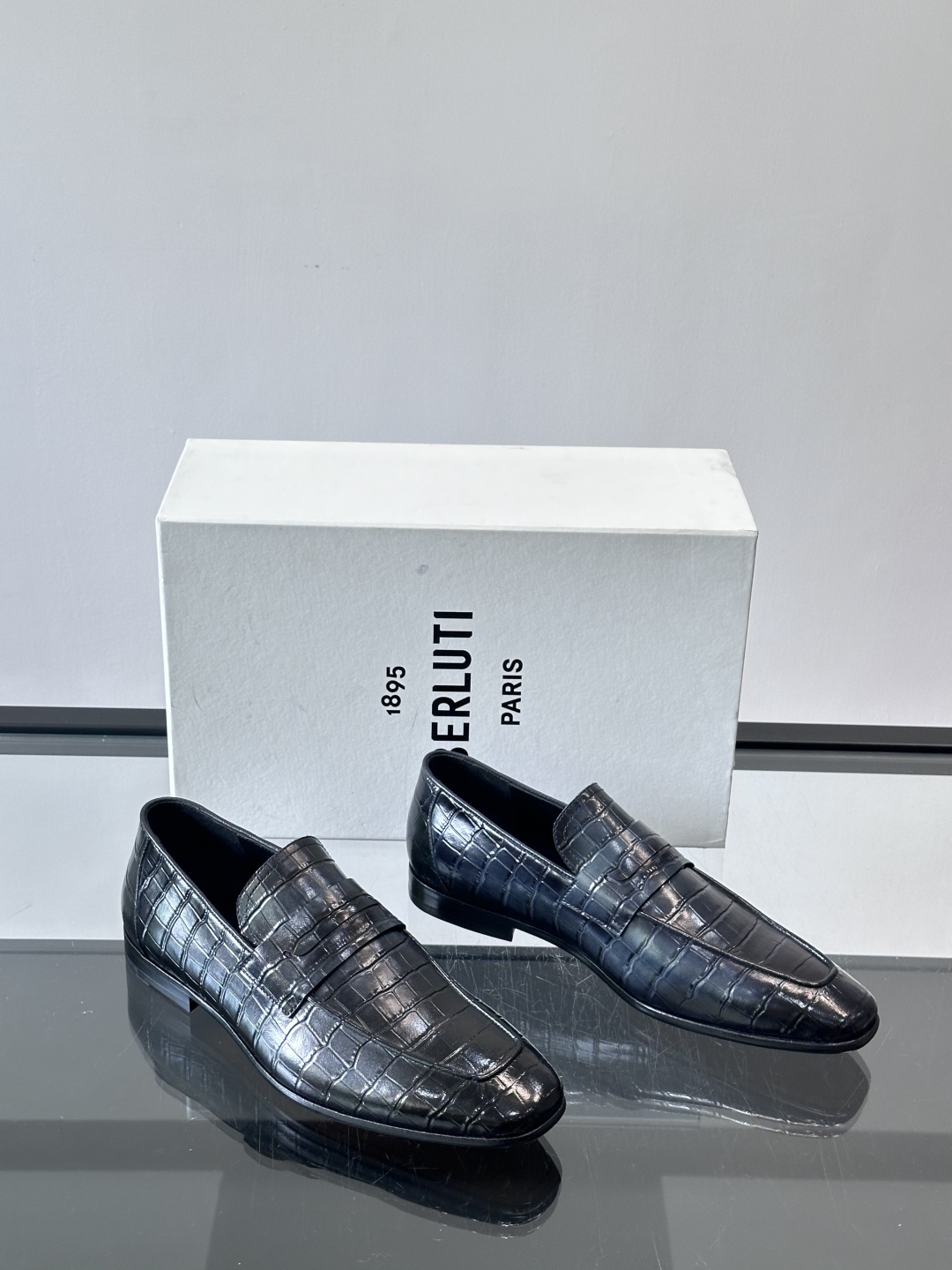 Berluti/布鲁提高端真皮大底正装皮鞋，采用进口牛皮鞋面 柔软有型，手工改色工艺，低调奢华气质，舒适