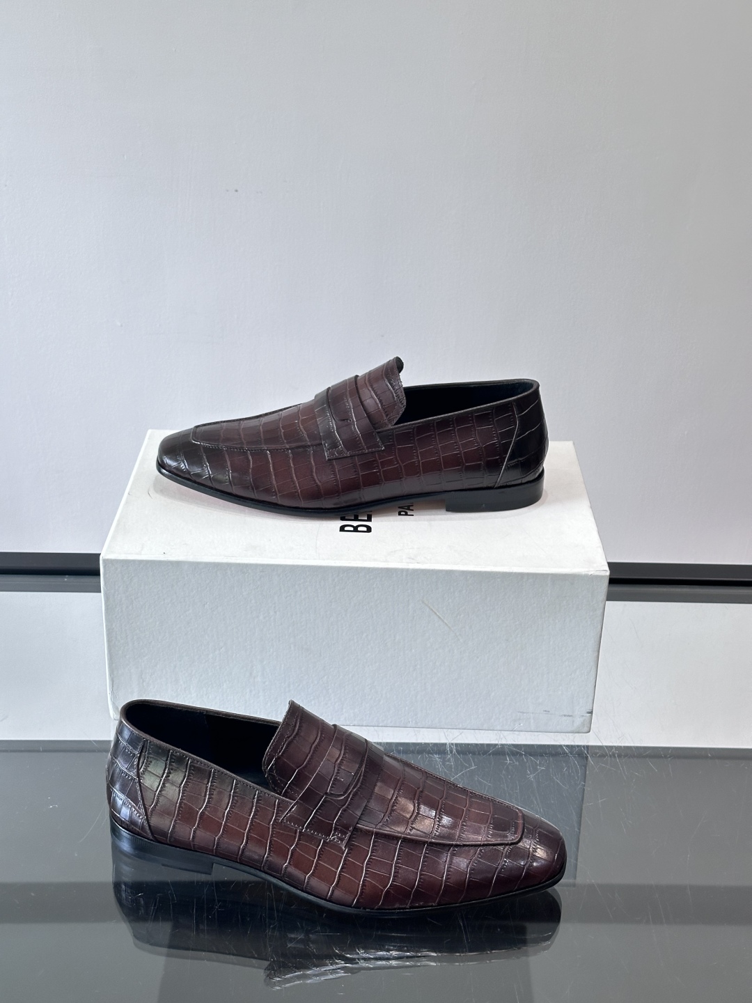 Berluti/布鲁提高端真皮大底正装皮鞋，采用进口牛皮鞋面 柔软有型，手工改色工艺，低调奢华气质，舒适