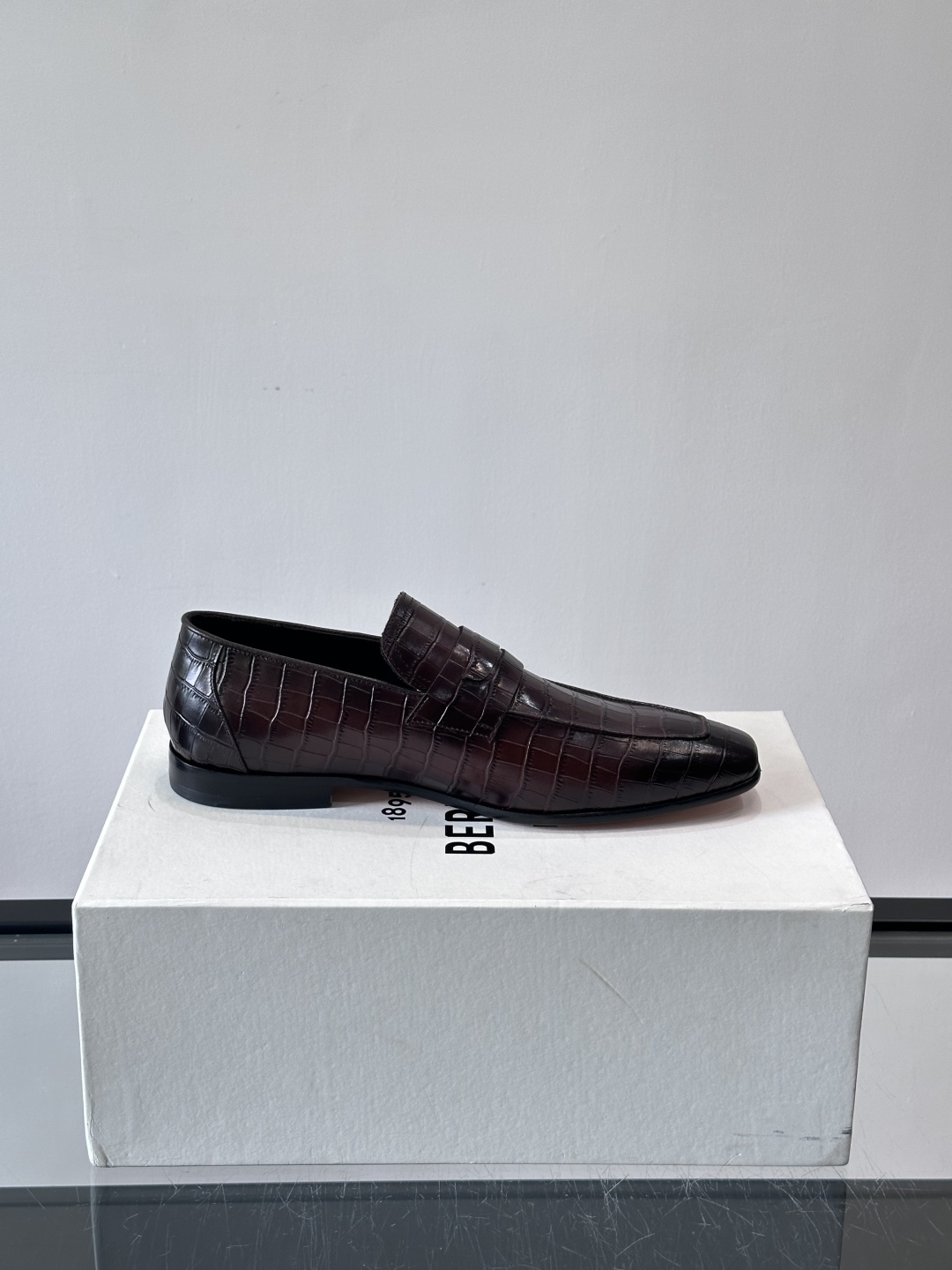 Berluti/布鲁提高端真皮大底正装皮鞋，采用进口牛皮鞋面 柔软有型，手工改色工艺，低调奢华气质，舒适