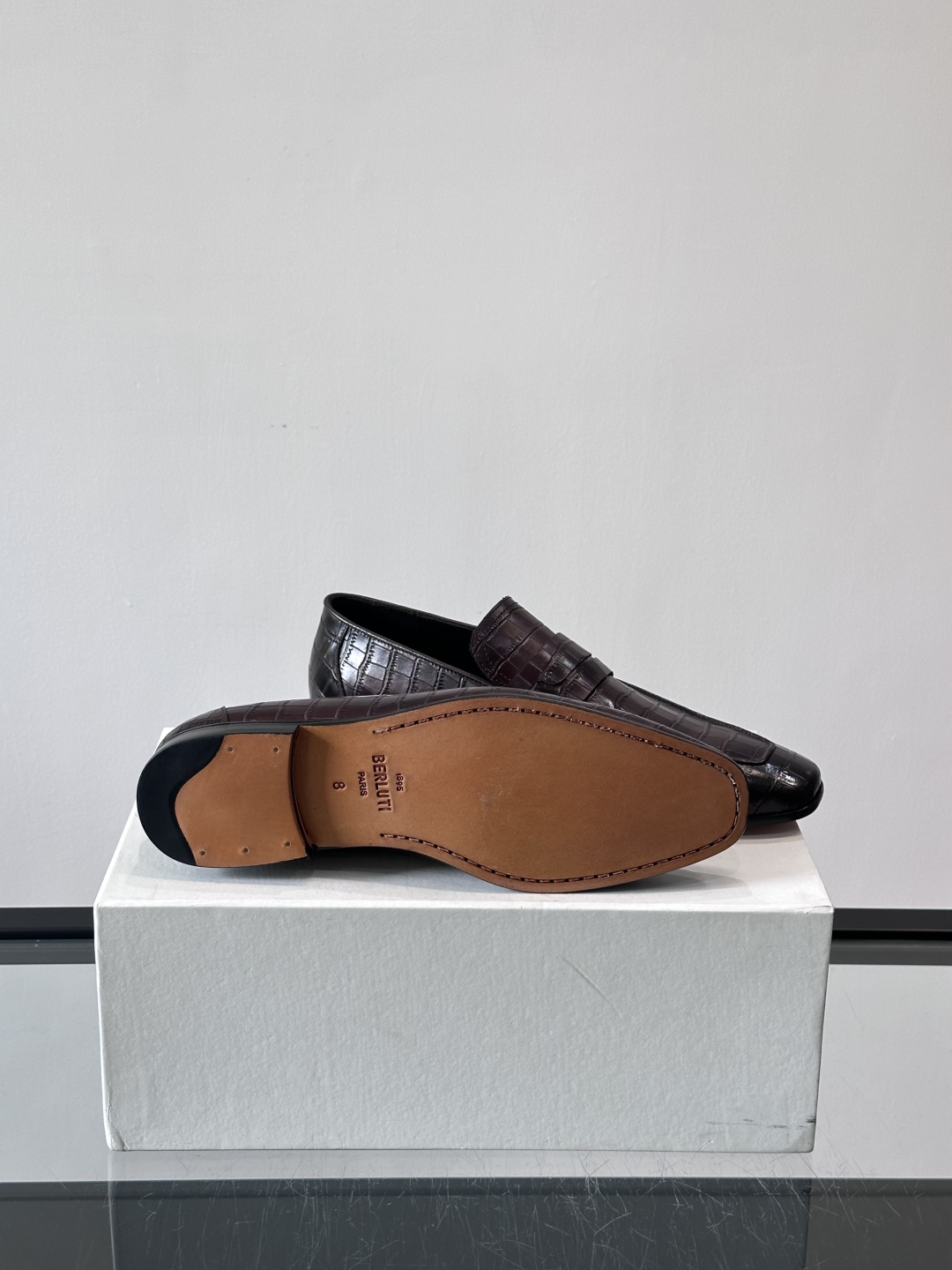 Berluti/布鲁提高端真皮大底正装皮鞋，采用进口牛皮鞋面 柔软有型，手工改色工艺，低调奢华气质，舒适