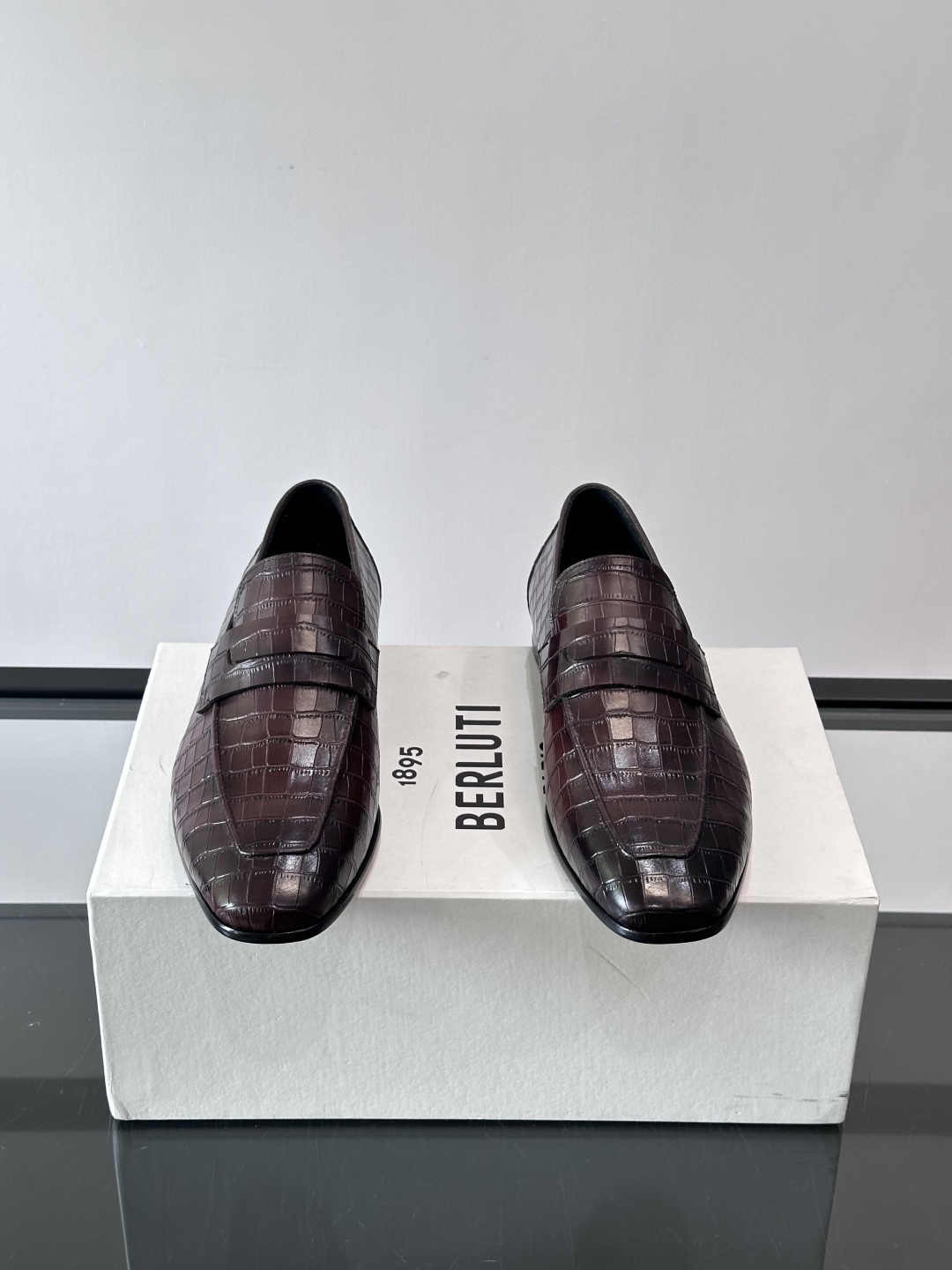 Berluti/布鲁提高端真皮大底正装皮鞋，采用进口牛皮鞋面 柔软有型，手工改色工艺，低调奢华气质，舒适
