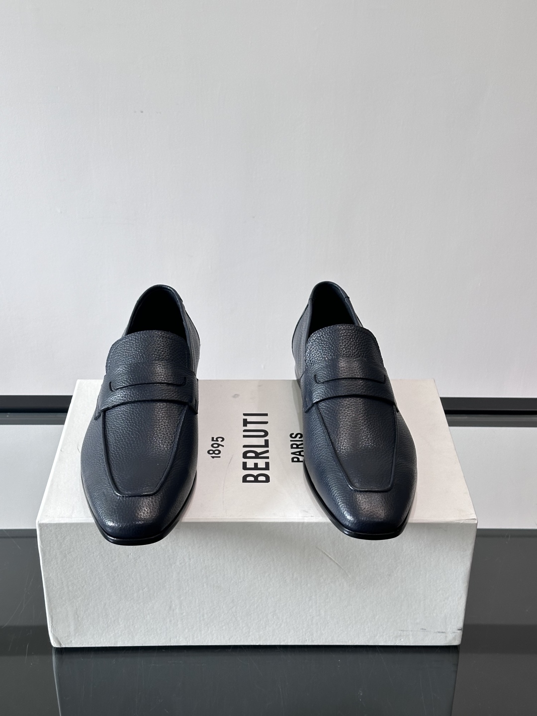 Berluti/布鲁提高端真皮大底正装皮鞋，采用进口牛皮鞋面 柔软有型，手工改色工艺，低调奢华气质，舒适