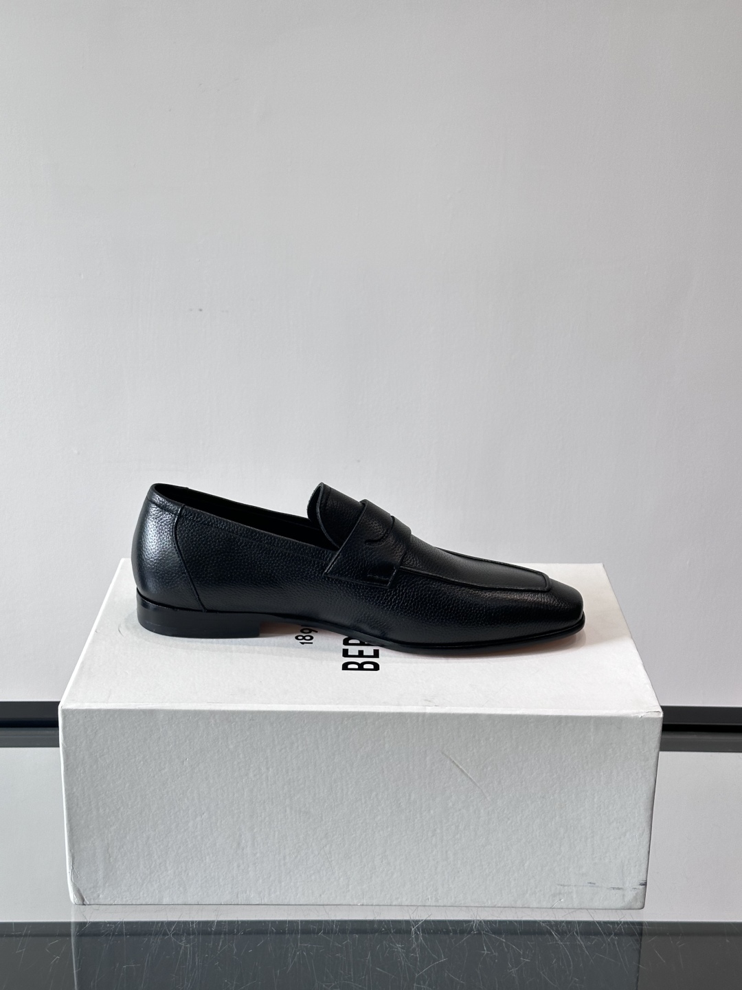 Berluti/布鲁提高端真皮大底正装皮鞋，采用进口牛皮鞋面 柔软有型，手工改色工艺，低调奢华气质，舒适