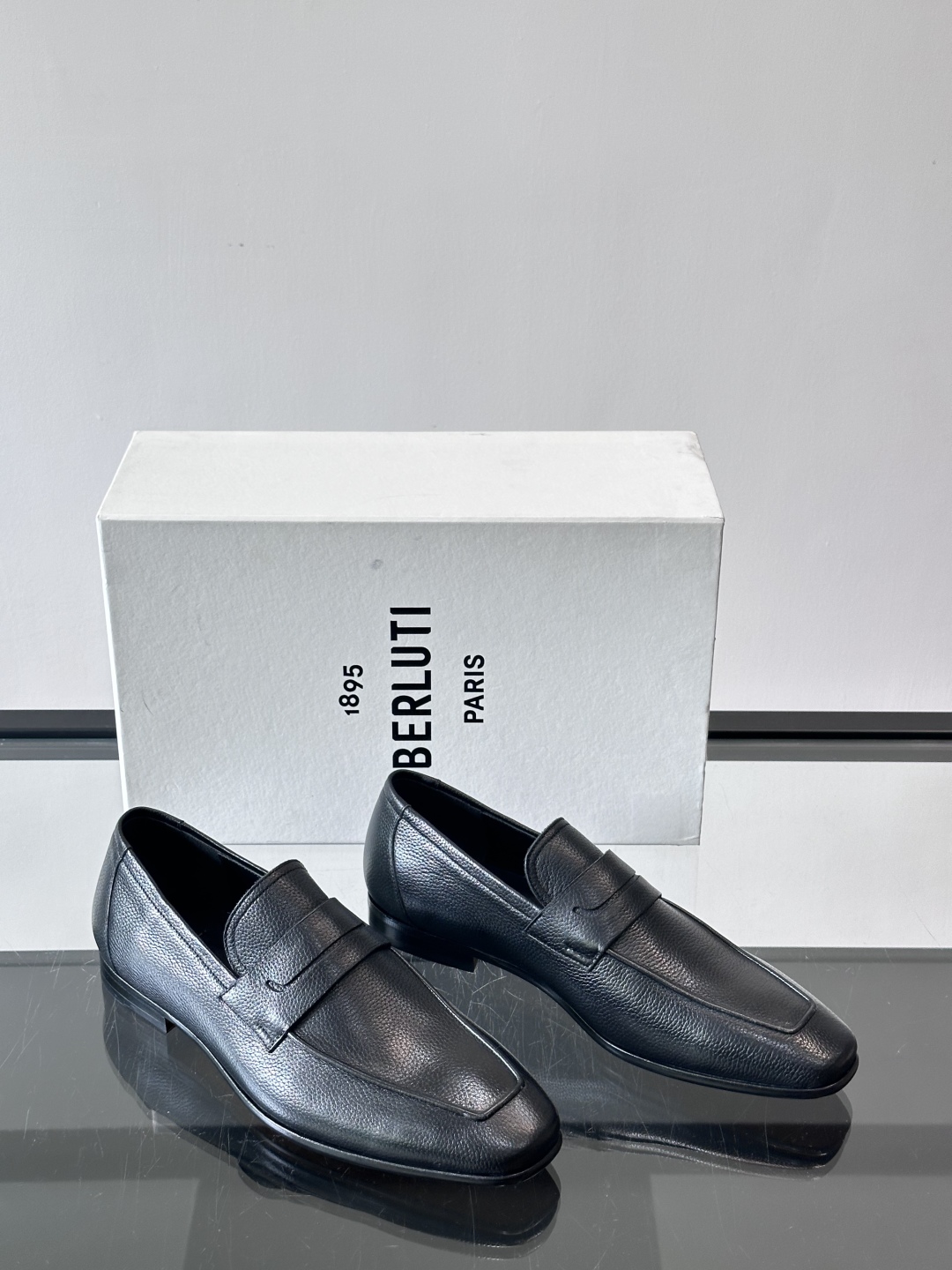 Berluti/布鲁提高端真皮大底正装皮鞋，采用进口牛皮鞋面 柔软有型，手工改色工艺，低调奢华气质，舒适