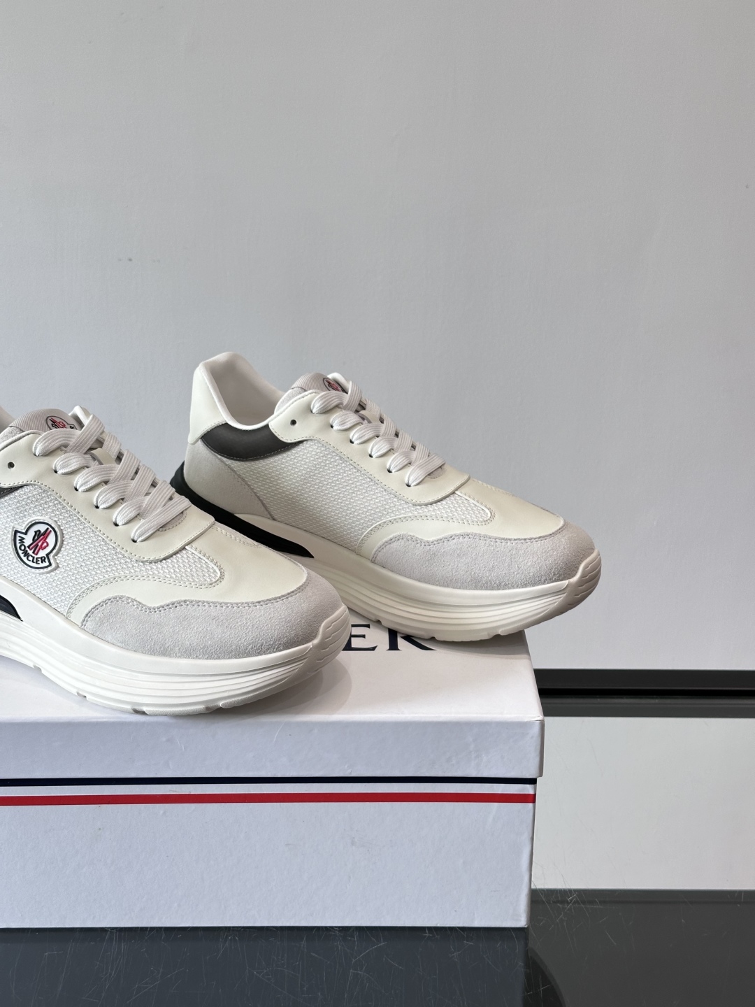 Moncler/蒙口男士休闲运动鞋，具有舒适防滑性能，采用一体成型进口飞织科技面料制成，兼备创新、功能性